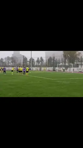 Portar de nevoie, erou din instinct! Cine mai are un jucător de câmp care apără așa? #portardenevoie  #momentemagice #echipa #fotbalseniori 