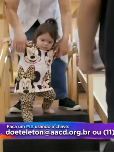 🔑 doeteleton@aacd.org.br 📱 (11) 94311-0144 #sbt #teleton #isabelebenito **Na primeira noite do Teleton 2025, os destaques foram Thiaguinho, Eliana, Celso Portiolli, Tiago Leifert, Serginho Groisman e Virginia Fonseca.**  **A hashtag oficial do Teleton 2025 é #Teleton2025.** Essa é a principal forma de acompanhar e participar da campanha nas redes sociais. ### 📱 Como usar a hashtag #Teleton2025 - **Instagram, Twitter/X, TikTok e Facebook**: Use a hashtag para compartilhar mensagens de apoio, vídeos, fotos e doações. Teleton 2025: saiba como doar e acompanhar a maratona solidária ao vivo - **Durante a transmissão ao vivo**: A hashtag aparece na tela e é usada para destacar publicações dos telespectadores. - **Interação com artistas**: Muitos dos convidados e apresentadores também usam a hashtag para engajar com o público e divulgar bastidores. 🔑 doeteleton@aacd.org.br 📱 (11) 94311-0144 #sbt #teleton =  Vocal disso, o SBT incentiva o uso da hashtag para criar uma corrente de solidariedade e ampliar a visibilidade da campanha em prol da AACD. Se quiser, posso te mostrar os posts mais populares com essa hashtag ou ajudar a criar uma mensagem de apoio para você publicar. **O grupo Brothers Vocal participou pela sétima vez do Teleton em 2024, apresentando a música “Bondade de Deus” na madrugada de sábado, com transmissão pelo SBT.** O conjunto prudentino Brothers Vocal tem se destacado por sua presença constante no Teleton, a maratona solidária da AACD (Associação de Assistência à Criança Deficiente). Em sua sétima participação consecutiva, o grupo subiu ao palco na madrugada de 8 de novembro de 2024, por volta das 1h30, para interpretar a versão em português da canção “Goodness of God”, intitulada “Bondade de Deus”, popularizada por Isaías Saad. ### 🎤 Detalhes da apresentação: - **Música apresentada:** “Bondade de Deus” (versão de “Goodness of God” da Bethel Music) - **Horário:** Madrugada de sábado- **Transmissão:** SBT - **Evento:** Teleton 2025 com meta de arrecadação de R$ 35 milhões - **Homenagem especial:** Silvio Santos, fundador do Teleton no Brasil A participação do Brothers Vocal é marcada por uma forte mensagem de fé, solidariedade e esperança. O grupo, formado por irmãos da cidade de Presidente Prudente, tem levado sua arte para o palco nacional com grande emoção e talento, representando sua região com orgulho. Se quiser assistir à apresentação, ela está disponível no [YouTube](https://www.youtube.com/watch?v=dzXu5teKmzM). Posso reunir outras apresentações marcantes do grupo no Teleton ao longo dos anos. Basta me dizer se quer ver mais! Aqui está um resumo completo dos artistas e apresentadores que marcaram presença na abertura da maratona beneficente: ### 🎤 Shows e apresentações - **Thiaguinho** foi o responsável pelo *primeiro show da noite*, trazendo música e energia para abrir o evento. - **Ivete Sangalo** também foi anunciada para um show especial durante o Teleton. ### 🎙️ Apresentadores e convidados - **Eliana** e **Celso Portiolli** abriram oficialmente a 28ª edição do Teleton. - **Tiago Leifert** e **Serginho Groisman** subiram ao palco logo em seguida, representando diferentes emissoras. - **Virginia Fonseca**, embaixadora da AACD, participou da primeira noite e compartilhou bastidores nas redes sociais, apesar de ter enfrentado um “perrengue fashion” antes do evento. **Silvio Santos e Hebe Camargo foram recriados digitalmente por inteligência artificial na abertura do Teleton 2025, emocionando o público com uma homenagem inédita.** Na noite de 7 de novembro de 2025, o SBT surpreendeu os telespectadores ao iniciar a 28ª edição do Teleton com uma recriação digital de dois ícones da televisão brasileira: ### 🧠 Como foi feita a recriação por IA - Utilizando **tecnologia avançada de inteligência artificial**, o canal exibiu um vídeo de cerca de dois minutos com **Silvio Santos e Hebe Camargo interagindo como nos tempos antigos**. - A recriação incluiu **vozes, expressões 2025-11-08 06-31-10 [4]