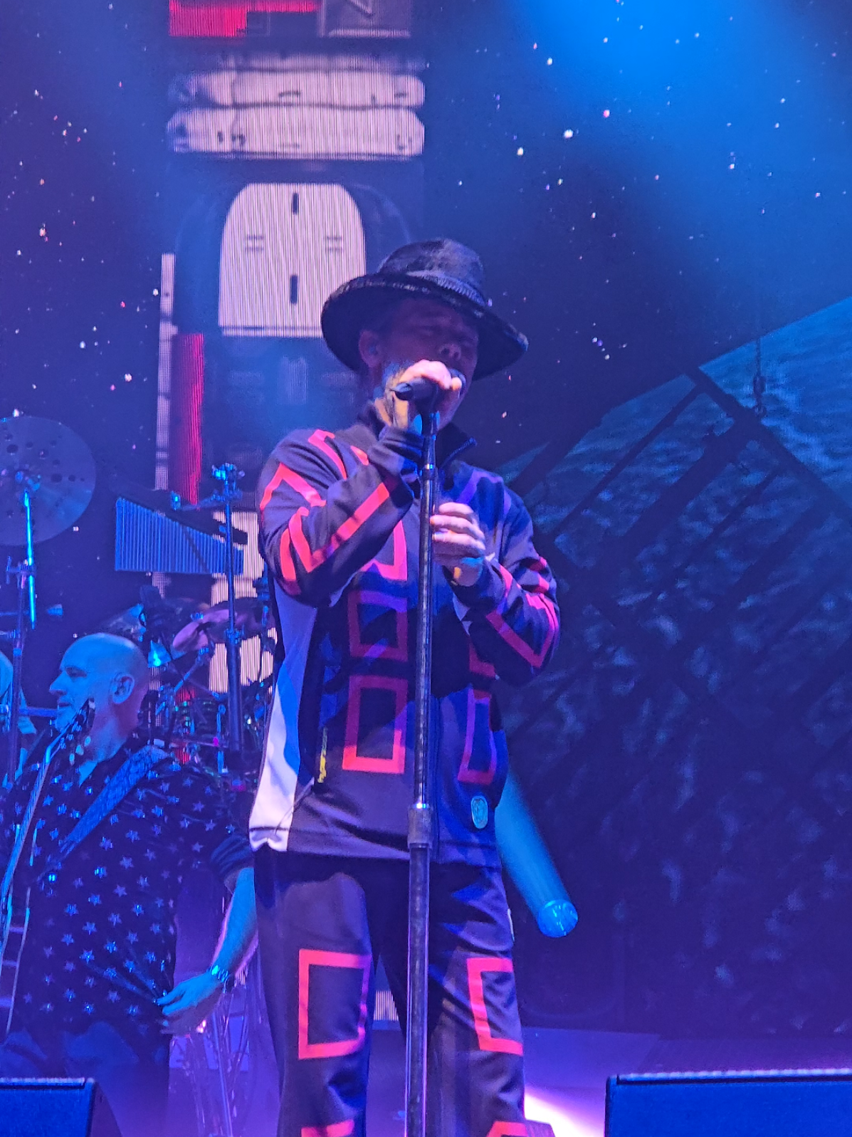 The encore of the show. The song released in 1997 that practically became real in 2025. #jamiroquai #heelsofsteeltour #fyp #barcelona 