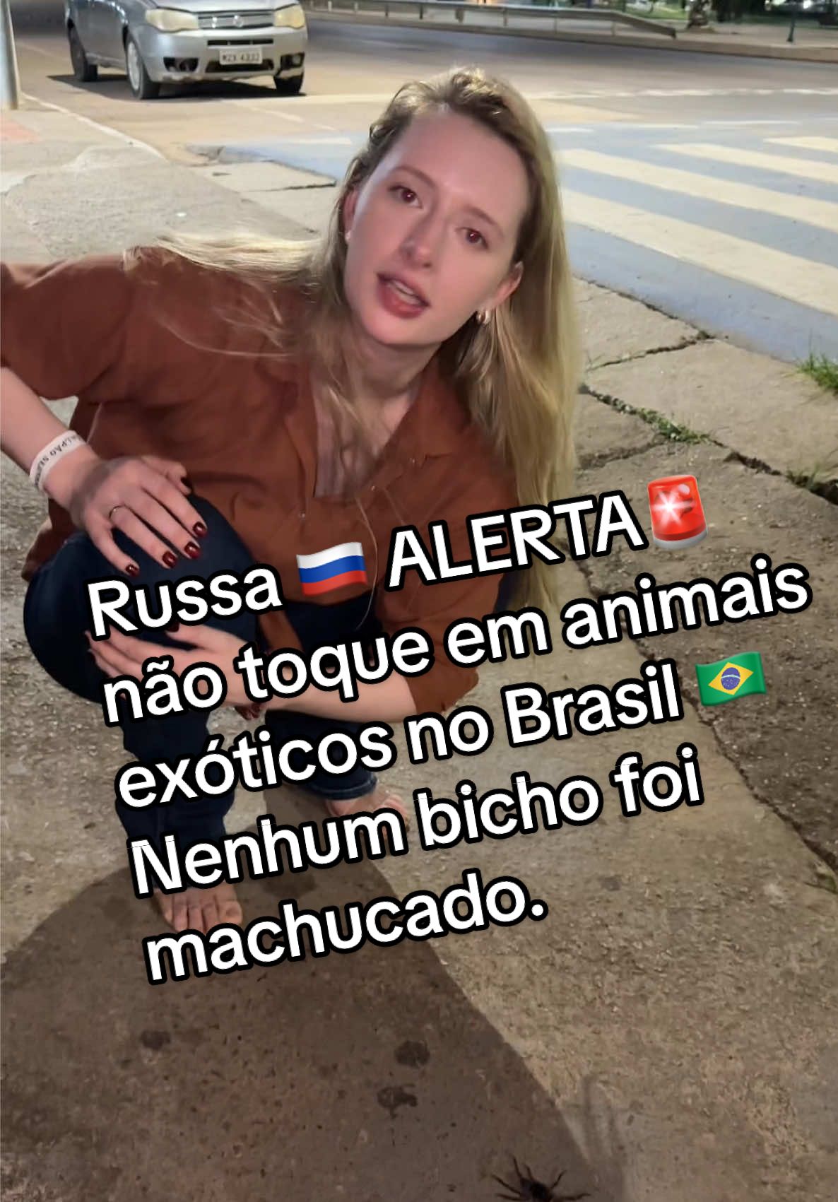 Meu galera, nem um animal fora eu foi machucado no vídeo. Bichinho fez tudo para não me morder, eu foi imprudente, eu quis só que ela não ia para meio do rua mas acho que era compromisso muito importante, me mordeu e nem deu tchau 😅🇷🇺❤️🇧🇷 #russa#brasil#aranha#aranhasdobrasil#gringa