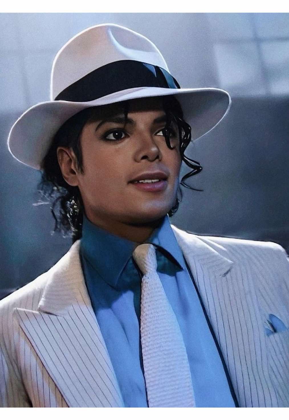 Michael Jackson - Smooth Criminal 1987 | Desde niño, recuerdo ver en la televisión a un hombre de traje, sombrero y una elegancia que nadie más tenía. No sabía quién era, solo que cada paso, cada nota, me hacía sentir algo que no entendía, pero que me marcó. Con el tiempo supe su nombre: Michael Jackson. Desde entonces, su música me acompaña. No hay otro artista que transmita tanto. Sus canciones no solo se escuchan, se sienten. A veces uno se emociona por lo increíble que fue. Aunque ya no esté, su arte sigue vivo. Porque hay talentos que inspiran, pero solo uno que logró tocar corazones de todos los rincones del planeta. Y su nombre, aún hoy, sigue siendo sinónimo de perfección: el verdadero REY DEL POP. 👑🕴🏻 #michaeljackson #leyenda #rey #music #fyp 