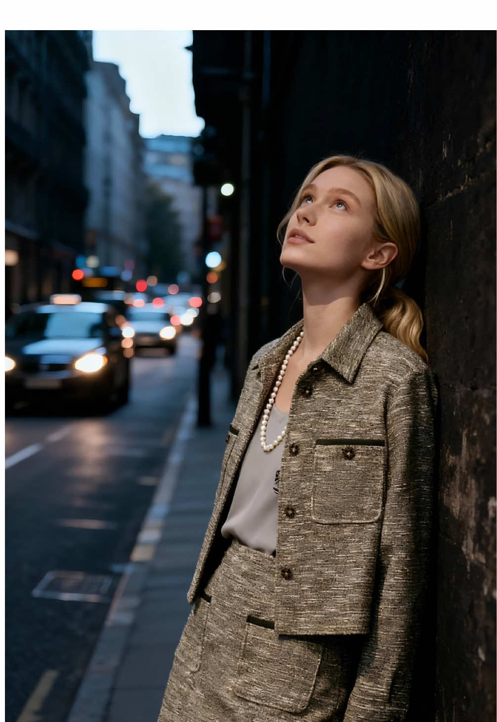 She wasn’t waiting. Just breathing with the city. When streetlights talk and the wind remembers you. A glance toward the sky that says everything. #moodyvideo #cityatdusk #quietmoment #streetlightmood #filmlook 