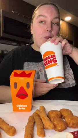 Let’s eat a late night snack while Melissa McCarthy cracks us up as always #burgerking #Foodie #mukbang #lifeoftheparty 