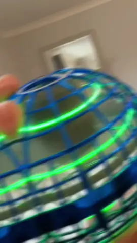 Balle volante magique à petit prix, parfaite pour s'amuser en famille et entre amis. Facile à lancer et elle revient toute seule !Légère, sécurisée, et idéale pour Noël. Quantités limitées, clique sur le panier orange en bas au gauche pour l’acheter avant rupture ! #cadeau #cadeaudenoel #noel #jouet #ideecadeaux 