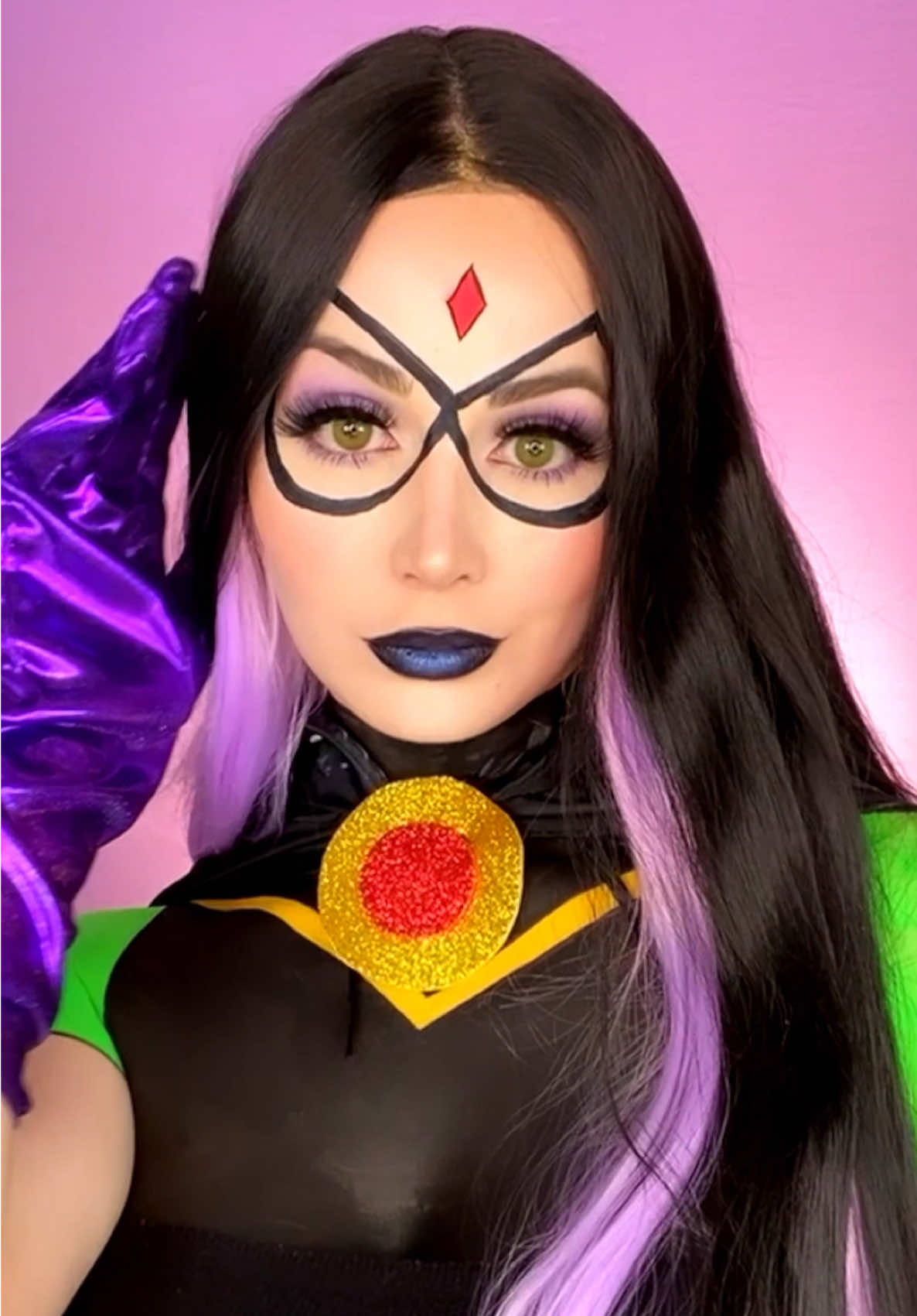 E se a RAVENA e a ROBIN tivessem uma filha? 😱  . GOSTARAM DO RESULTADO? 💜🖤💚 E querem mais #MIXDEPERSONAGENS ? 😍✨ .  . Esse é o meu quadro #MIXDEPERSONAGENS , no qual eu misturo 2 personagens aleatórios e crio uma make do zero! Comentem os próximos dois personagens que vocês querem que eu misture para a próxima make!  . #makeup #viral 