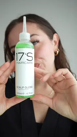 Ich höre immer: du hast so schöne Haare! Aber hier ist meine komplette Story. Ich bin mit Scheren, Bürsten und Haarspray aufgewachsen, aber meine eigenen Haare waren lange Zeit kaputt. ✂️Heute stehe ich hier, als Friseurmeisterin, mit gesunden, langen Haaren und einer Marke, die aus meiner Geschichte entstanden ist. Das ist 17’s. Xoxo 🥹🖤 #friseurmeister #gesundehaare #haarausfall #haarpflege #hairroutine 