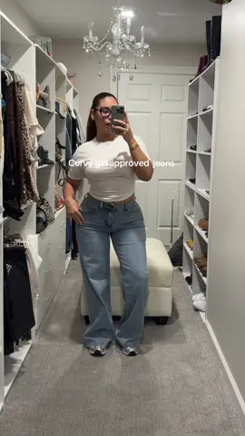 Impressed! #jeansoutfit #jeansforwomen #jeansforcurves #curvygirlcommunity #curvygirls 