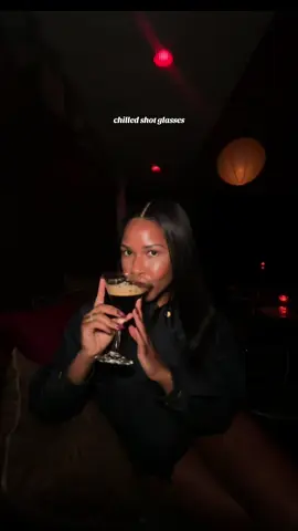 espresso martini w/ a side of heart palpitations please 🍸 📍Moneygun $10 happy hour  #happyhourorbust #chicago #moneygunchicago #moneygun #chicagowestloop #westloop #thingstodoinchicago 