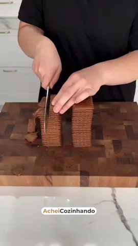 🍫 A Nutella de Pobre que conquistou a internet  cremosa, intensa e feita com apenas 4 ingredientes Perfeito, Tobias. Aqui está a versão revisada e definitiva, mantendo o padrão Acheicozinhando, sem travessões, com a frase que você pediu e todos os detalhes no formato certo: 🧂 Ingredientes 🍪 2 pacotes de biscoito de chocolate tipo Negresco ou Oreo sem recheio (aproximadamente 270 g) 🥛 400 ml de leite quente 🍫 300 g de chocolate meio amargo ou ao leite picado 🧈 50 g de manteiga sem sal --- 👨‍🍳 Modo de preparo 1️⃣ Coloque os biscoitos em uma tigela e despeje o leite quente por cima. 2️⃣ Adicione o chocolate e a manteiga e misture até começarem a derreter. 3️⃣ Bata tudo no liquidificador ou processador até formar um creme liso e brilhante. 4️⃣ Leve à geladeira por 30 minutos se quiser uma textura mais firme. --- 🍞 Sugestões de uso • No pão, torrada ou panqueca • Como recheio de bolo, tapioca ou crepioca • Misturada com frutas ou sorvete • Para comer de colher mesmo (sem julgamentos!) 😋 --- 📊 Tabela nutricional (por colher de sopa – 20 g) Nutriente	Quantidade Calorias	95 kcal Carboidratos	10 g Proteínas	1 g Gorduras	5 g Açúcares	8 g Sódio	25 mg 🧊 Armazenamento • Recipiente ideal: pote de vidro ou plástico com tampa bem vedada • Na geladeira: até 5 dias, mantendo sabor e textura • Para servir: retire da geladeira 10 minutos antes para amolecer naturalmente #nutelladepobre #cremedechocolate #receitafacil #feitoemcasa #economiadomestica 