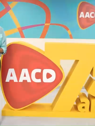 COMO DOAR 🔑 doeteleton@aacd.org.br 💳 Como doar R$5 para o Teleton 📱 (11) 94311-0144 #sbt #teleton* **Você pode doar [aacd.org.br/doe/teleton](https://aacd.org.br/doe/teleton).** Você pode doar R$5 COMO DOAR 🔑 doeteleton@aacd.org.br 💳 Como doar R$5 para o Teleton 📱 (11) 94311-0144 #sbt #teleton* **Você pode doar [aacd.org.br/doe/teleton](https://aacd.org.br/doe/teleton).** Você pode doar R$5 **“SBTistas” é o termo carinhoso usado para se referir aos artistas, apresentadores e colaboradores do SBT que participam ativamente do Teleton e de outras ações solidárias da emissora.** 🎬 No **Teleton 2025**, os SBTistas marcaram presença com força total, reforçando o compromisso da emissora com a **AACD** e com a inclusão. A maratona solidária contou com a participação de diversos nomes que fazem parte da história e da programação do SBT: ### 🌟 Principais SBTistas no Teleton 2025 - **Celso Portiolli** – Padrinho oficial do Teleton, esteve presente em diversos momentos da transmissão. - **Eliana** – Madrinha do evento, emocionou o público com depoimentos e interações com pacientes da AACD. - **Maisa Silva** – Também madrinha, representou a nova geração de talentos do SBT. - **Daniel** – Cantor e padrinho musical, trouxe apresentações comoventes. - **Patati Patatá** – Ícones infantis do SBT, animaram a manhã de sábado com músicas como “Tindolelê”. - **Ratinho, Chris Flores, Nadja Haddad, Léo Dias, Dony De Nuccio, e outros apresentadores** – Participaram como voluntários e apresentadores ao longo da maratona. 🎤 Além dos SBTistas, o Teleton 2025 contou com a união de apresentadores de outras emissoras como Globo, Record, Band e RedeTV, mostrando que a solidariedade ultrapassa barreiras televisivas. 💖 O termo “SBTista” representa mais do que vínculo profissional: é uma identidade de quem acredita na missão do SBT de promover entretenimento com responsabilidade social. Se quiser, posso listar os momentos mais marcantes dos SBTistas durante o Teleton 2025 ou reunir trechos de suas participações. ### 🧡 Destaques até agora: - **Abertura emocionante:** Celso Portiolli e Eliana deram início à maratona com o slogan *“Confiamos no futuro, confiamos em você”*, celebrando os 28 anos de parceria entre SBT e AACD. - **Meta de arrecadação:** R$ 35 milhões, em homenagem aos 75 anos da AACD. - **Participações especiais:**   - **Projeto infantil 3 Palavrinhas:** Confirmou presença com apresentações musicais e visita à AACD, levando alegria às crianças atendidas.   - **Tiago Américo (TV SIM/SBT):** Estreou como apresentador no Teleton, conduzindo parte da transmissão ao vivo.   - **Encerramento histórico previsto:** Galvão Bueno e Ronaldo devem fechar o evento com uma participação especial. ### 🎥 Formato: - Transmissão ininterrupta de mais de 24 horas, iniciada às 22h30 de sexta-feira (7) e com encerramento previsto para sábado (8). - Mistura de música, teatro, depoimentos e homenagens, com foco em inclusão e solidariedade. O Teleton 2025 reforça o compromisso do SBT com a causa da AACD, unindo artistas, jornalistas e projetos culturais em prol da acessibilidade e do cuidado com pessoas com deficiência. Se quiser, posso reunir os vídeos das apresentações mais emocionantes até agora ou mostrar quanto já foi arrecadado. ### 💍 Relação com Gustavo Moura: - Silvia e Gustavo se conheceram em 2022, após ela ouvir uma música da dupla e começar a segui-lo nas redes sociais. - Eles oficializaram o casamento civil em **25 de abril de 2024**, com uma cerimônia íntima de estilo country. - Gustavo Moura tem 36 anos e é filho de Financeiro, da antiga dupla Monetário & Financeiro. - A relação terminou em 2025, mas ambos mantêm respeito mútuo e seguem suas carreiras. ### 🎤 Gustavo Moura & Rafael no Teleton: - A dupla participou do **Teleton por três anos consecutivos**, incluindo a edição de 2024. - Eles se apresentaram com músicas sertanejas que emocionaram o público e reforçaram o espírito solidário do evento. - A presença de Gu2025-11-08 08-51-58