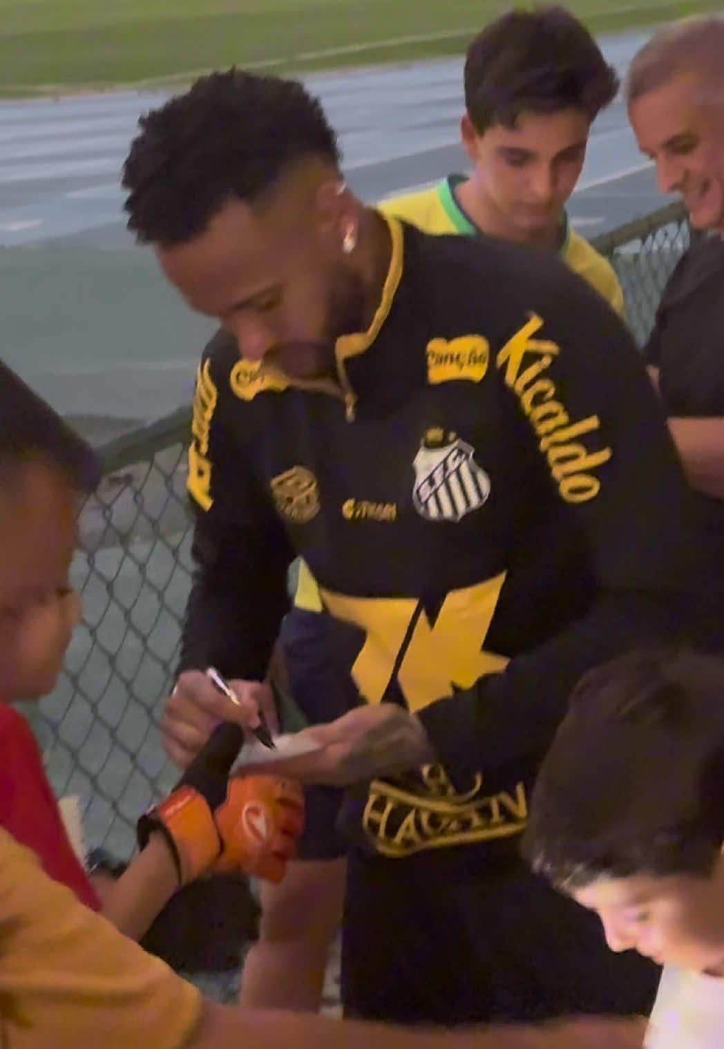 Ídolo de todos. Carinho e atenção para todos. 🤍🖤 #SantosFC #Santos #NeymarJr #Neymar #TikTokEsportes