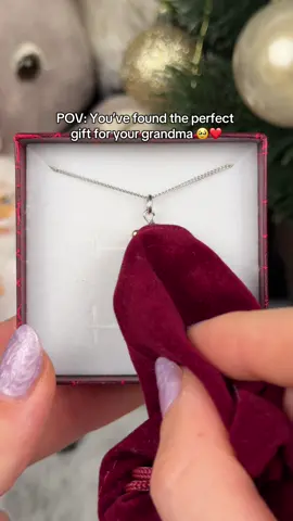 A meaningful gift for your grandma, a necklace that symbolizes love, family and the eternal bond between mother, child and grandchild  A detail full of emotion that every grandma will treasure forever.  #christmasgift #necklace #giftformom #grandmalove 