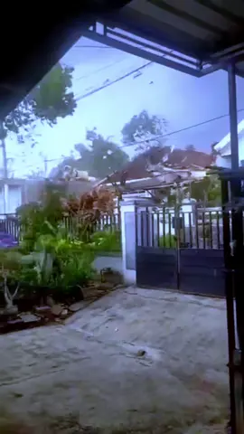 Diambil dari Postingan VT Baihaqi Umar, kejadian angin Puting Beliung di Gunung Sugi Lampung Tengah dan di beberapa Wilayah di Indonesia, semoga kita dijauhkan oleh Allah SWT. dari bencana alam dan bencana laiinya.🙌 Aamuin.