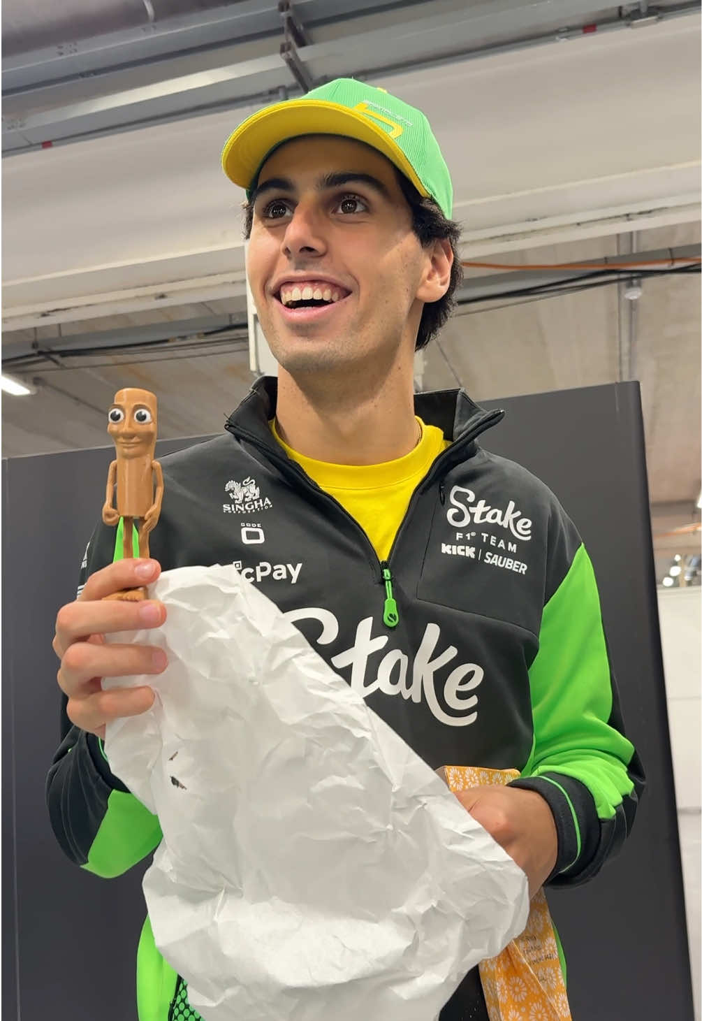 BEST PRESENT EVER 💚🤣 #F1 #Brazilgp #gabrielbortoleto 