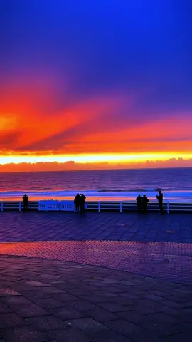 Salzige Luft, warmer Sand und ein Herz voller Sonnenschein  #Sylt #Nordsee #Sonnenuntergang #BeachVibes #Strandliebe        