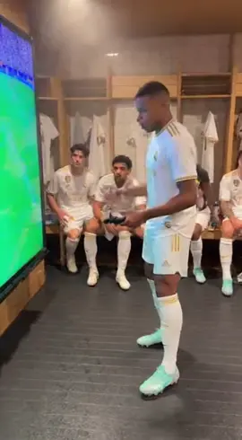 Mbappé joue à fifa 26 pendant la mi-temps 🤣 #mbappe #realmadridfans #liga #footballtiktok #pourtoi 