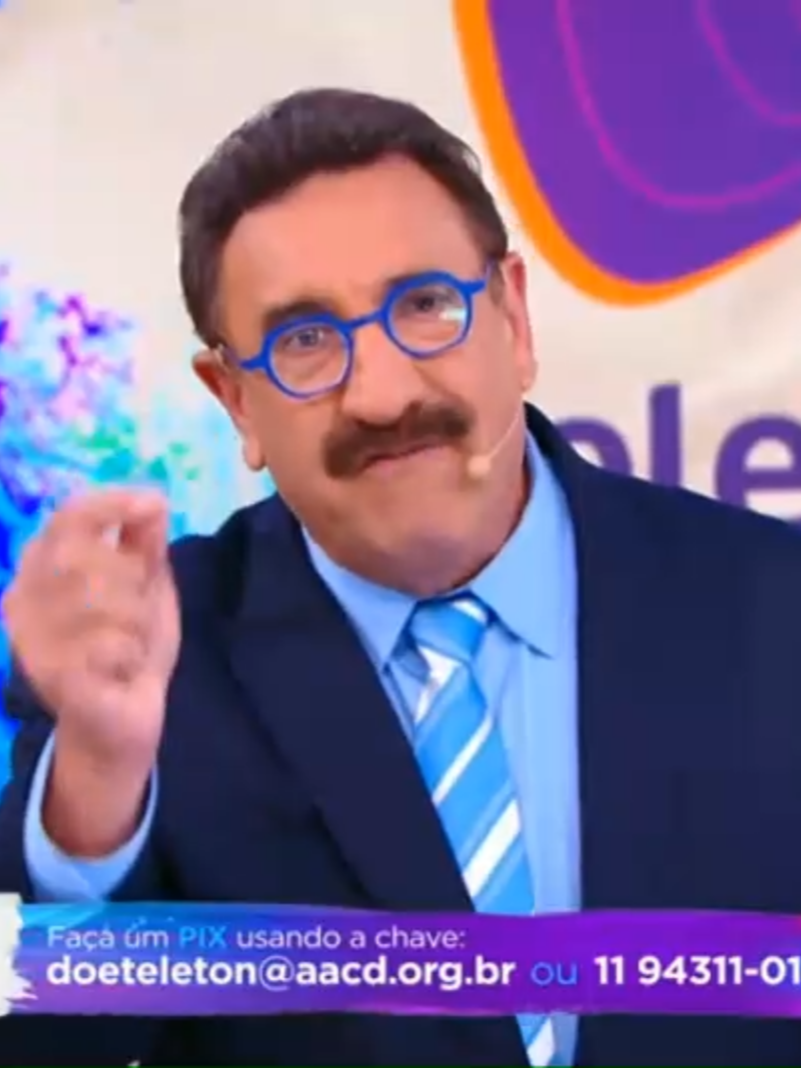 🔑 doeteleton@aacd.org.br 📱 (11) 94311-0144 #sbt #teleton 📺 **Teleton 2025** dominou a grade do SBT desde as primeiras horas do dia, com transmissões ao vivo que incluíram apresentações musicais, depoimentos emocionantes de pacientes da AACD, e a participação de diversos artistas e comunicadores. A campanha solidária teve como objetivo arrecadar *R$ 35 milhões* para manter os serviços de reabilitação oferecidos pela instituição.  🎤 Durante a manhã, o palco do Teleton recebeu convidados especiais, incluindo artistas infantis como **Patati Patatá**, que encantaram o público com músicas como *Tindolelê*. Também houve espaço para jornalistas e apresentadores da casa, embora o jornalista **Marcão do Povo** tenha sido ausente por motivos de saúde. 🗓️ A programação do dia começou com o jornalístico **Notícias Impressionantes**, seguido por **SBT Notícias**, e então o especial **Teleton 2025** tomou conta da tela com transmissões contínuas até o fim do dia. 💖 O evento reforçou o espírito de solidariedade e mobilizou milhares de doadores em todo o Brasil, com destaque para o uso do **PIX (doeteleton@aacd.org.br)** como forma de contribuição direta. **“SBTistas” é o termo carinhoso usado para se referir aos artistas, apresentadores e colaboradores do SBT que participam ativamente do Teleton e de outras ações solidárias da emissora.** 🎬 No **Teleton 2025**, os SBTistas marcaram presença com força total, reforçando o compromisso da emissora com a **AACD** e com a inclusão. A maratona solidária contou com a participação de diversos nomes que fazem parte da história e da programação do SBT:**A AACD realiza principalmente cirurgias ortopédicas eletivas voltadas para reabilitação física, correção de deformidades e melhoria da mobilidade de pacientes com deficiência física.** Aqui estão os principais tipos de cirurgias oferecidas pela AACD: ### 🦴 Cirurgias Ortopédicas - **Correção de escoliose**: A AACD é referência nacional nesse tipo de procedimento, com um Centro de Excelência dedicado. - **Cirurgias de quadril, joelho e ombro**: Indicadas para casos de desgaste, lesões ou má formação. - **Reconstrução óssea e alongamento**: Utilizadas em pacientes com encurtamento de membros ou deformidades congênitas. - **Artroplastias (próteses articulares)**: Substituição de articulações danificadas, como quadril ou joelho. ### 🧠 Neurocirurgias Funcionais - **Cirurgia para paralisia cerebral**: Em alguns casos, procedimentos são indicados para melhorar o tônus muscular e a mobilidade. - **Liberação de nervos periféricos**: Como a síndrome do túnel do carpo ou compressões nervosas. ### 🦶 Cirurgias de Pé e Mão - **Correção de pé torto congênito** - **Tratamento de deformidades nas mãos**: Comuns em pacientes com paralisia ou má formação. **Sim! Ratinho e Cariúcha participaram do Teleton 2025, cada um com destaque em momentos distintos da programação.** ### 📺 Ratinho no Teleton 2025 - Ratinho apareceu em um vídeo especial que utilizou **inteligência artificial para recriar momentos históricos** do Teleton. Ele foi mostrado em uma versão do passado, ao lado de outras personalidades como Eliana, Celso Portiolli e o cantor Daniel. - Embora não tenha tido uma participação ao vivo confirmada nos palcos principais, sua imagem foi usada como parte da homenagem à trajetória do evento e da AACD. ### 🎤 Cariúcha no palco - Cariúcha, conhecida por sua personalidade irreverente e presença nas redes sociais, **marcou presença no palco do Teleton 2025**, embora sua participação específic O **Uberlândia Summit 2025**, realizado nos dias **1º e 2 de outubro**, foi um dos principais motores por trás da movimentação da hashtag nas redes sociais. O evento aconteceu no **Gaudium Hall** e atraiu mais de **6 mil visitantes**, com mais de **60 horas de conteúdo** e **140 startups** participantes. ### 🌟 Destaques do evento: - **Palestrantes renomados**: Felipe Titto, Leandro Karnal, Danni Suzuki e Leo Chaves. - **MINAS EDUCATECH**: uma no2025-11-08 17-39-46