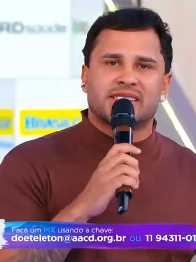 COMO DOAR 🔑 doeteleton@aacd.org.br 💳 Como doar R$5 para o Teleton 📱 (11) 94311-0144  #teleton* [aacd.org.br/doe/teleton](https://aacd.org.br/doe/teleton).** Você pode doar R$5 para o Teleton 2025 de forma rápida e segura. **Sim! Lucas Guimarães, conhecido como “Eita Lucas” e ex-marido de Carlinhos Maia, participou do segundo dia do Teleton 2025.** Durante a maratona beneficente transmitida pelo SBT em prol da AACD, Lucas marcou presença entre os diversos famosos convidados. Ele já é figura conhecida no evento e foi destacado como um dos participantes do sábado, 8 de novembro. Aqui estão alguns destaques da participação dele e do evento: - **Lucas Guimarães** foi citado entre os artistas que chegaram ao palco do Teleton no segundo dia da campanha, reforçando seu apoio à causa solidária. - O evento contou com outras celebridades como **Silvia Abravanel, Naiara Azevedo e Laura Portiolli**, além de grandes nomes como **Ivete Sangalo, Gisele Bündchen e Galvão Bueno** ao longo da programação. - A campanha de 2025 teve como objetivo arrecadar **R$ 35 milhões** para manter os serviços da AACD, que incluem reabilitação, cirurgias e produção de próteses. Lucas também tem vivido um momento especial na carreira: seu programa “**Eita Lucas!**”, anunciado no Teleton 2024, estreou em março de 2025 no SBT, consolidando sua presença na televisão. Se quiser, posso buscar vídeos ou momentos específicos da participação dele no palco. **Sim! Ratinho e Cariúcha participaram do Teleton 2025, cada um com destaque em momentos distintos da programação.** ### 📺 Ratinho no Teleton 2025 - Ratinho apareceu em um vídeo especial que utilizou **inteligência artificial para recriar momentos históricos** do Teleton. Ele foi mostrado em uma versão do passado, ao lado de outras personalidades como Eliana, Celso Portiolli e o cantor Daniel. - Embora não tenha tido uma participação ao vivo confirmada nos palcos principais, sua imagem foi usada como parte da homenagem à trajetória do evento e da AACD. ### 🎤 Cariúcha no palco - Cariúcha, conhecida por sua personalidade irreverente e presença nas redes sociais, **marcou presença no palco do Teleton 2025**, embora sua participação específica não tenha sido amplamente detalhada nas manchetes. - Ela foi uma das diversas celebridades que se revezaram ao longo das 24 horas de transmissão, contribuindo para animar o público e incentivar as doações. O Teleton 2025 foi marcado por momentos emocionantes, como a recriação de **Silvio Santos e Hebe Camargo com IA**, a presença de **Gisele Bündchen no encerramento**, e a união de apresentadores de diferentes emissoras, apelidados de “**Vingadores da Fofoca**”. Se quiser, posso procurar vídeos ou trechos específicos da participação de Cariúcha ou Ratinho no evento. Palestrantes renomados: Felipe Titto, Leandro Karnal, Danni Suzuki e Leo Chaves. MINAS EDUCATECH: uma nova frente do evento voltada à educação formal e corporativa, com foco na formação do profissional do futuro. Arenas temáticas: saúde, educação, comércio, indústria, comunicação, agro e tecnologia. Startup Play: espaço dedicado ao ecossistema de inovação local, com curadoria do UBERHUB. A hashtag #Uberlândia foi amplamente usada para divulgar painéis, bastidores, networking e insights dos participantes, além de impulsionar o turismo e a economia local durante o evento. Se quiser, posso buscar os posts mais populares com a hashtag ou mostrar os temas mais comentados nas redes sociais durante o Summit. Editar em uma página RATINHO E CARIUCHA NO TELETON Sim! Ratinho e Cariúcha participaram do Teleton 2025, cada um com destaque em momentos distintos da programação. 📺 Ratinho no Teleton 2025 Ratinho apareceu em um vídeo especial que utilizou inteligência artificial para recriar momentos históricos do Teleton. Ele foi mostrado em uma versão do passado, ao lado de outras personalidades como Eliana, Celso Portiolli e o cantor Daniel. Embora não tenha tido uma partici Sources: 2025-11-08 13-28-27 [1]