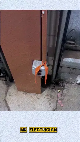 Customer State Garage Outlet Doesn't Work?🤔⚡️ #creatorsearchinsights #electricaltips #electrician #WiringExpert #ElectricalServices 