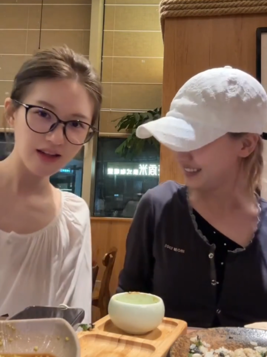 😭😭😭 Wei Xiao update xhs, terharu banget 🥺 Makasih ya wei xiao sudah nemenin Lusi di titik terendahnya, sehat2 kalian berdua 🤗🥰 #rosyzhao #ZhaoLusi #赵露思 #zhaolusishinesat27 