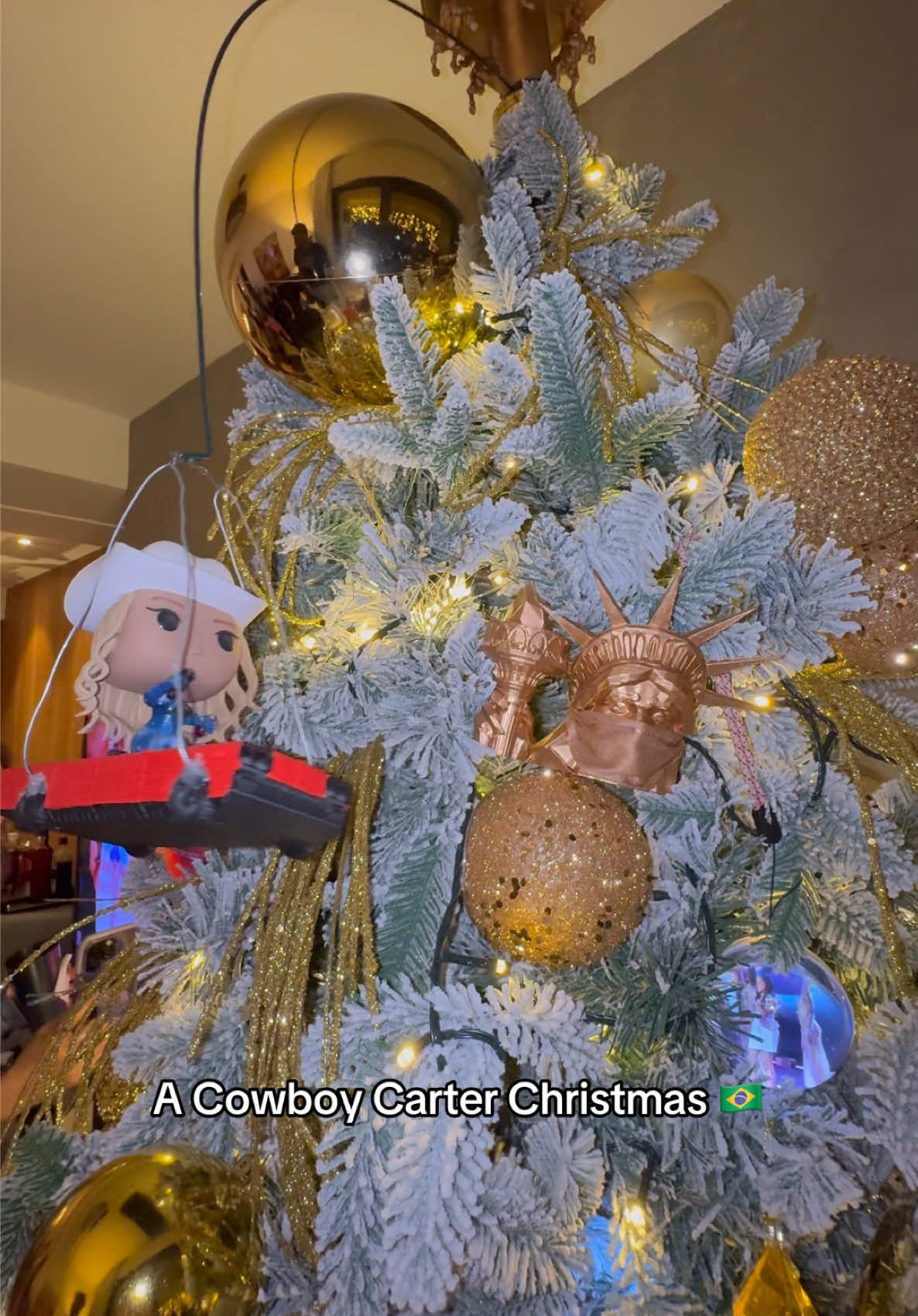 INCRÍVEL!!! O fã brasileiro Vinicius Valle fez uma árvore de natal inspirada na Cowboy Carter Tour. 🎄🤶🏽🇧🇷🤠  You guys need to see this Christmas tree 🐝 @Parkwood Entertainment  Via: @Valle Natalino  #beyonce #beyhive #cowboycarter #cowboycartertour #natal 