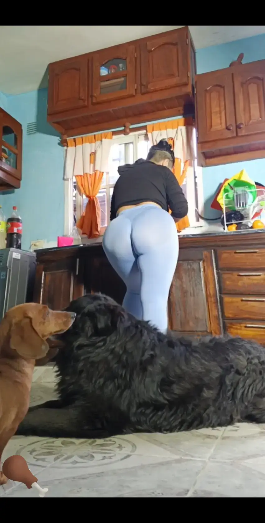 El asado argentino es una experiencia cultural y culinaria centrada en la cocción lenta de carnes a la parrilla sobre brasas de leña. Los elementos clave incluyen cortes como el vacío y el costillar, que se cocinan a fuego bajo durante horas, acompañados por achuras (embutidos, mollejas), ensaladas y salsas como el chimichurri. El asado es un evento social que comienza con cortes de cocción rápida y termina con los más grandes, comiendo pequeñas porciones de cada cosa a medida que salen de la parrilla. 🤣😭🫢#asadoresargentinos #fyp #paratiiiiiiiiiiiiiiiiiiiiiiiiiiiiiii 