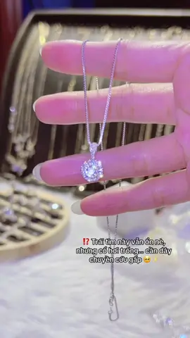 ⁉️ Trái tim này vẫn ổn nè, nhưng cổ hơi trống… cần dây chuyền cứu gấp 🥺✨