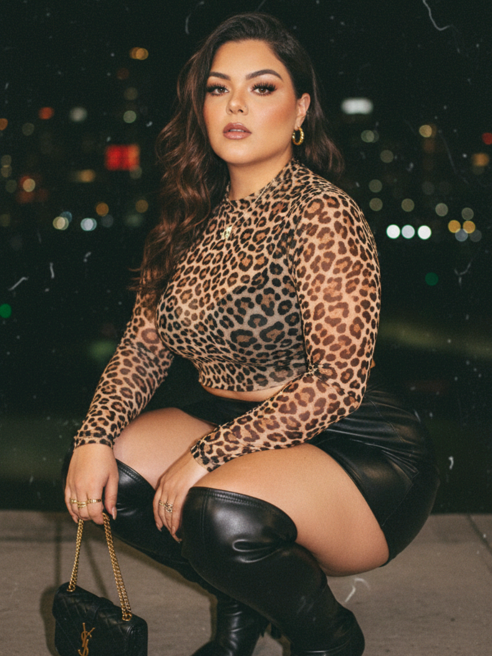 Prompt nos comentários ✨️ 📷  LOOK NA VITRINE 🛍 PERFIL #lookplussize #iaplus #ensaiofotografico #fotoia #gemini 