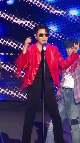 레드가죽자켓과 썬글. 이 조합 울 영탁님이 착장하니 세상제일 까리하다!! 보면서 까리하단 말만 몇 번을 했던가!!😍😍😍 너무 이쁜 내가수🥰👍 #영탁 #YOUNGTAK #탁쇼4청주 #흔들린우정 #까리그자체_영탁