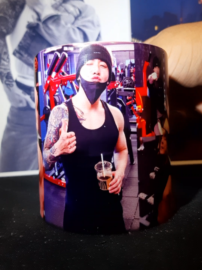 Pré treino: JK me olhando da caneca, nada como um bom incentivo pra malhar🤌🏼 Caneca JK disponivel #jk #kpop #canecaspersonalizadas #jungkook #bts 
