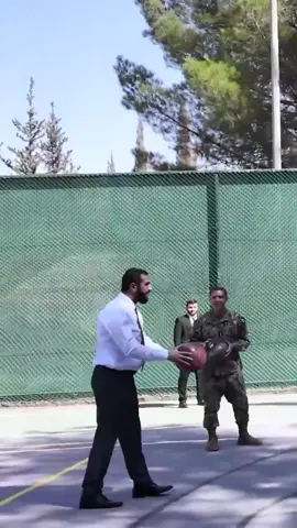 Syrian president shooting hoops in Washington with US army generals 