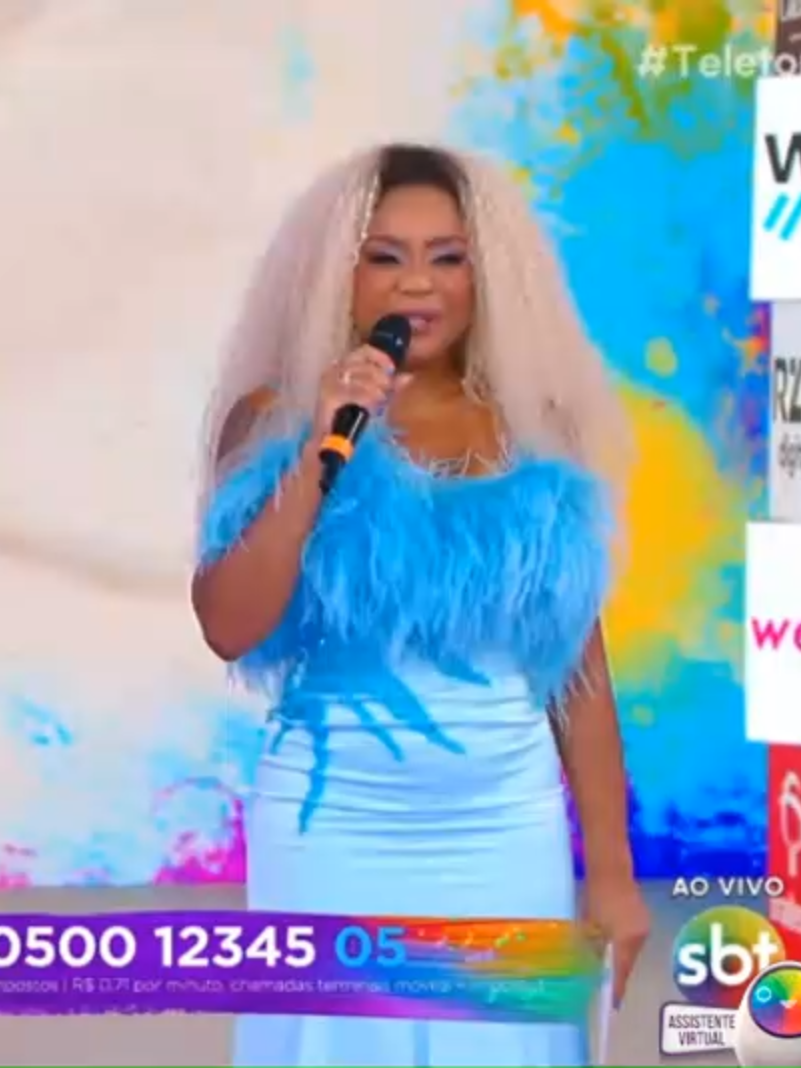 COMO DOAR 🔑 doeteleton@aacd.org.br 💳 Como doar R$5 para o Teleton 📱 (11) 94311-0144  #teleton* [aacd.org.br/doe/teleton](https://aacd.org.br/doe/teleton).** Você pode doar R$5 para o Teleton 2025 de forma rápida e segura. **Cariúcha e Luiz Ricardo participaram do Teleton 2025, que contou com mais de 100 artistas de diversas emissoras e áreas do entretenimento. Abaixo está uma lista dos principais nomes confirmados.** ### 🎤 Participações confirmadas no Teleton 2025 #### 🟣 Padrinhos e Embaixadores - **Eliana** (madrinha) - **Daniel** (padrinho) - **Maisa Silva** - **Celso Portiolli** - **Virginia Fonseca** (embaixadora) #### 🟢 Apresentadores e Jornalistas - **Luiz Ricardo** - **Tiago Leifert** - **Serginho Groisman** - **Gil do Vigor** - **Silvia Abravanel** - **Gabriel Cartolano** - **Thayse Teixeira** - **Matheus Baldi** - **Gaby Cabrini** - **Sonia Abrão** - **Luiz Bacci** - **Ana Paula Renault** #### 🔵 Influenciadores e Personalidades - **Cariúcha** - **Pequena Lô** - **Gkay** - **Lucas Guimarães (Eita Lucas!)** - **Laura Portiolli** - **Lexa** - **Christina Rocha** #### 🟠 Cantores e Músicos - **Thiaguinho** - **Ivete Sangalo** - **Leo Chaves** - **Naiara Azevedo** - **Amado Batista** #### 🟡 Convidados especiais - **Gisele Bündchen** - **Galvão Bueno** - **Ronaldo Fenômeno** ### 💡 Destaques do evento - Uso de **inteligência artificial** para recriar Silvio Santos, Hebe Camargo e o médico fundador da AACD. - Encontro de apresentadores de diferentes emissoras, apelidados de **“Vingadores da Fofoca”**. - Meta de arrecadação: **R$ 35 milhões** para manter os serviços da AACD.**Aqui está uma lista dos principais artistas que participaram do sábado do Teleton 2025, realizado em 8 de novembro.** O evento contou com mais de 100 convidados ao longo das 24 horas de transmissão, com destaque para o encerramento e os momentos de união entre emissoras. ### 🎤 Apresentadores e Personalidades - **Eliana**   - **Celso Portiolli**   - **Tiago Leifert**   - **Serginho Groisman**   - **Silvia Abravanel**   - **Luiz Ricardo**   - **Gabriel Cartolano**   - **Thayse Teixeira**   - **Matheus Baldi**   - **Gaby Cabrini**   - **Sonia Abrão**   - **Luiz Bacci**   - **Ana Paula Renault**   - **Laura Portiolli**   - **Christina Rocha** ### 🎶 Cantores e Músicos - **Thiaguinho**   - **Ivete Sangalo**   - **Leo Chaves**   - **Naiara Azevedo**   - **Amado Batista** ### 🌟 Influenciadores e Celebridades - **Virginia Fonseca**   - **Gisele Bündchen**   - **Galvão Bueno**   - **Ronaldo Fenômeno**   - **Cariúcha**   - **Gkay**   - **Lexa**   - **Lucas Guimarães (Eita Lucas!)**   - **Pequena Lô** ### 🤝 Destaques especiais - Recriação de **Silvio Santos e Hebe Camargo com IA** - Homenagem ao médico **Renato da Costa Bonfim**, fundador da AACD - Encontro dos “**Vingadores da Fofoca**”, com apresentadores de diferentes emissoras Hoje LINDEZO NO TELETON 2025 Lindezo participou do Teleton 2025 como um dos destaques da campanha, contribuindo com sua presença carismática e engajamento nas redes sociais. O Teleton 2025, realizado nos dias 7 e 8 de novembro, celebrou sua 28ª edição com o mote “Confiamos no futuro, confiamos em você”, reunindo uma constelação de artistas e influenciadores em prol da AACD (Associação de Assistência à Criança Deficiente). Entre os nomes confirmados estavam Eliana, Celso Portiolli, Virginia Fonseca, Thiaguinho, Ivete Sangalo, Gisele Bündchen, Galvão Bueno, Ronaldo, e muitos outros. Embora Lindezo não tenha sido citado diretamente nas principais manchetes, sua presença foi notada por fãs e internautas que acompanharam a maratona solidária. O evento também contou com momentos marcantes como: Homenagem a Hebe Camargo, com Eliana distribuindo rosas vermelhas em sua memória. Reunião inédita de apresentadores de diferentes emissoras, apelidados de “Vingadores da fofoca”, como Sonia Abrão, Gabriel Cartolano e Luisa Mell. Participação especial de Gisele Bündchen no encerramento, ao lado de Patrícia Abravanel e outros gr