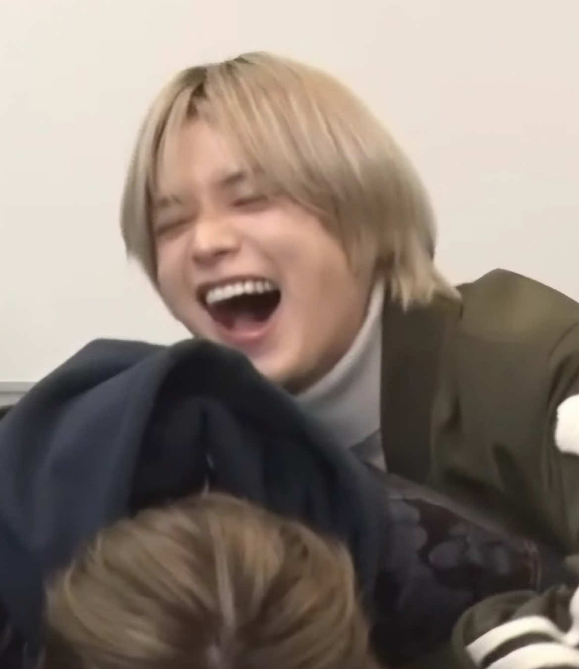 疲れとるときに見たら元気でます(◦ˉ ˘ ˉ◦)ﾆﾔ 全力笑顔で手たたきながら腹から笑っとるＫくん大好物。#andteam #andteam_k #케이 #앤팀 #behind @&TEAM 