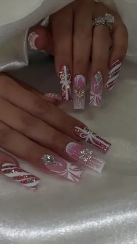 ✨🎄 ¡Despierta el espíritu navideño con estas increíbles decoraciones de uñas! 🎅💅 En este reel, te muestro cómo transformar tus uñas en verdaderas obras de arte festivas. Desde copos de nieve brillantes hasta adorables renos, hay algo para todos los gustos. 🎁✨ 👉 No olvides seguirme para más ideas creativas y comparte tus diseños favoritos en los comentarios. ¡Feliz Navidad y que tus uñas brillen tanto como la temporada! 🌟❤️ #decoracióndeuñas #tendencias2025 ##NailArt #UñasNavideñas#Nails  video original de @karinas_nails_rodriguez