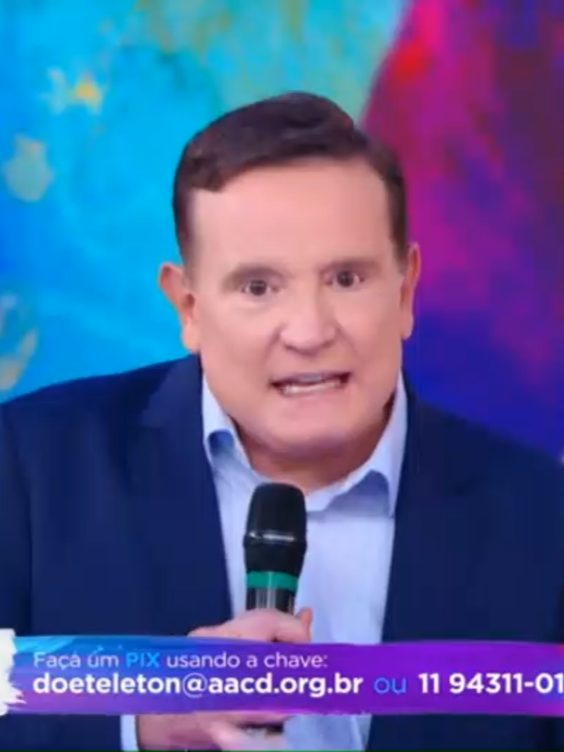 COMO DOAR 🔑 doeteleton@aacd.org.br 💳 Como doar R$5 para o Teleton 📱 (11) 94311-0144  #teleton* [aacd.org.br/doe/teleton](https://aacd.org.br/doe/teleton).** Você pode doar R$5 para o Teleton 2025 de forma rápida e segura. **Sim! Roberto Cabrini participou do Teleton 2025, marcando presença no palco do SBT ao lado de Cristina Rocha.** Um vídeo publicado no YouTube mostra os dois juntos durante a maratona solidária, reforçando o compromisso de jornalistas e apresentadores com a causa da AACD. ### 📺 Participação de Roberto Cabrini - Cabrini, conhecido por seu trabalho investigativo e seriedade jornalística, levou sua credibilidade ao evento, contribuindo com apelos por doações e mensagens de solidariedade. - Sua presença reforça a diversidade de perfis que o Teleton reúne — de artistas a jornalistas — todos unidos por um propósito comum. Se quiser, posso buscar o vídeo completo da participação dele ou destacar o que ele disse no palco. RESUMÃO DO SABADO TELETON 2025 O sábado do Teleton 2025, realizado em 8 de novembro, foi marcado por emoção, união entre emissoras e grandes nomes da TV e da música em prol da AACD. 🎬 Principais Momentos do Sábado Gisele Bündchen participou pela primeira vez do Teleton, ao lado de Virginia Fonseca, Ronaldo e Galvão Bueno, encerrando o evento com grande repercussão. O SBT exibiu um vídeo com inteligência artificial recriando Silvio Santos e Hebe Camargo, em uma homenagem emocionante. A IA também recriou o médico Renato da Costa Bonfim, fundador da AACD. Mais de 100 artistas passaram pelo palco ao longo das 24 horas de programação, com meta de arrecadação de R$ 35 milhões. 🤝 União entre Emissoras O sábado reuniu os chamados “Vingadores da Fofoca”, com apresentadores de diferentes emissoras: Sonia Abrão (RedeTV!) Gabriel Cartolano, Thayse Teixeira, Matheus Baldi e Gaby Cabrini (Fofocalizando/SBT) Luiz Bacci (Cidade Alerta/Record) Ana Paula Renault (Band) Esse encontro inédito celebrou a solidariedade acima da rivalidade televisiva. 👗 Estilo e Presença Famosos como Silvia Abravanel, Naiara Azevedo, Lexa, Gkay e Christina Rocha chamaram atenção pelos looks ousados e elegantes. 📺 Programação Especial O SBT dedicou o sábado integralmente ao Teleton, com transmissões ao vivo, quadros especiais e interações com o público. O evento reforçou o compromisso da televisão brasileira com a inclusão e a reabilitação, celebrando os 75 anos da AACD com inovação, emoção e solidariedade. APRESENTADOR CIDADE ALERTA TELETON 2025 O apresentador do Cidade Alerta que participou do Teleton 2025 foi Luiz Bacci, representando a Record TV. Durante o evento, o Teleton reuniu nomes de diversas emissoras, incluindo Globo, SBT, Band, RedeTV! e Record. Luiz Bacci, conhecido por comandar o programa policial Cidade Alerta, esteve entre os mais de 100 artistas que subiram ao palco do SBT para apoiar a campanha da AACD. 📌 Outros destaques da Record no Teleton 2025: Ana Hickmann também participou, reforçando a presença da emissora. A união entre apresentadores de diferentes canais foi celebrada como um gesto de solidariedade e colaboração inédita. O evento teve como meta arrecadar R$ 35 milhões, com mais de 24 horas de transmissão ao vivo. Se quiser, posso buscar vídeos ou trechos específicos da participação de Luiz Bacci no palco. Cariúcha, conhecida por sua personalidade irreverente e presença nas redes sociais, marcou presença no palco do Teleton 2025, embora sua participação específica não tenha sido amplamente detalhada nas manchetes. Ela foi uma das diversas celebridades que se revezaram ao longo das 24 horas de transmissão, contribuindo para animar o público e incentivar as doações. O Teleton 2025 foi marcado por momentos emocionantes, como a recriação de Silvio Santos e Hebe Camargo com IA, a presença de Gisele Bündchen no encerramento, e a união de apresentadores de diferentes emissoras, apelidados de “Vingadores da Fofoca”. Se quiser, posso procurar vídeos ou trechos espe 2025-11-08 13-28-27 [1]