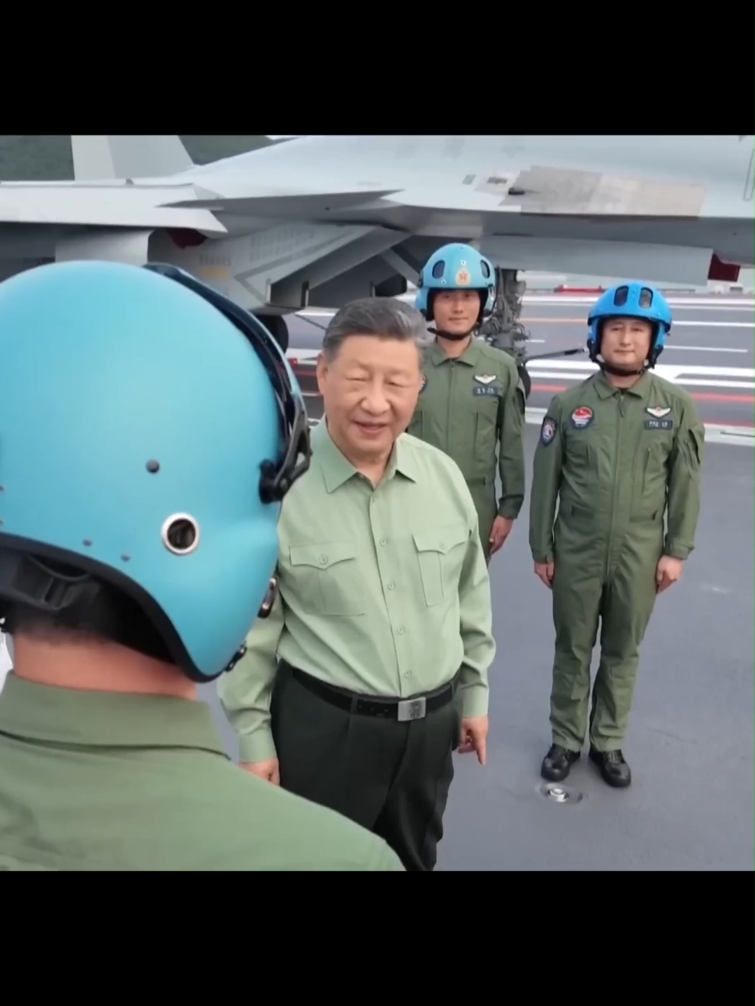 Chủ tịch Trung Quốc Tập Cận Bình (习近平 - Xi Jinping) dự lễ trao cờ và nhập biên chế tàu sân bay “Phúc Kiến” (福建 - Fujian) - tàu sân bay thứ ba và hiện đại nhất của Hải quân Trung Quốc tại cảng quân sự ở Tam Á, tỉnh Hải Nam. Tại buổi lễ, ông Tập đã trao “Quân kỳ Bát Nhất” cho thủy thủ đoàn, sau đó lên tàu thị sát, kiểm tra boong phóng máy bay, buồng chỉ huy, khoang kỹ thuật và nơi sinh hoạt của thủy thủ. Sự kiện này đánh dấu bước tiến lớn của Hải quân Trung Quốc, với tàu Fujian là chiếc đầu tiên do nước này tự thiết kế và trang bị hệ thống phóng điện từ tiên tiến. #tapcanbinh #chutichtrungquoctapcanbinh #xijinping #trungquoc #fujian #china #tausanbay #haiquantrungquoc #chinamilitary #xuhuong #xuhuongtiktok #xuhuong2025 #tiktok2025