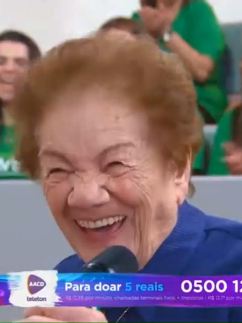 APRESENTADOR CIDADE ALERTA TELETON 2025 O apresentador do Cidade Alerta que participou do Teleton 2025 foi Luiz Bacci, representando a Record TV. Durante o evento, o Teleton reuniu nomes de diversas emissoras, incluindo Globo, SBT, Band, RedeTV! e Record. Luiz Bacci, conhecido por comandar o programa policial Cidade Alerta, esteve entre os mais de 100 artistas que subiram ao palco do SBT para apoiar a campanha da AACD. 📌 Outros destaques da Record no Teleton 2025: Ana Hickmann também participou, reforçando a presença da emissora. A união entre apresentadores de diferentes canais foi celebrada como um gesto de solidariedade e colaboração inédita. O evento teve como meta arrecadar R$ 35 milhões, com mais de 24 horas de transmissão ao vivo. Se quiser, posso buscar vídeos ou trechos específicos da participação de Luiz Bacci no palco. Editar em uma página APRESENTADORES DO FOFOCALIZANDO NO TELETON 2025 Os apresentadores do Fofocalizando que participaram do Teleton 2025 foram Gabriel Cartolano, Thayse Teixeira, Matheus Baldi e Gaby Cabrini. Eles marcaram presença no palco do evento e protagonizaram momentos divertidos e emocionantes durante a maratona solidária. Aqui estão os destaques: 🎤 Participações no palco Gabriel Cartolano foi um dos principais representantes do programa, interagindo com outros apresentadores e homenageando colegas como Sonia Abrão, da RedeTV!. Thayse Teixeira e Matheus Baldi também estiveram no palco, reforçando o time do Fofocalizando e participando de quadros ao vivo. Gaby Cabrini apareceu um pouco depois, completando o grupo de apresentadores do vespertino do SBT. 💬 Momento inusitado Durante a transmissão, os apresentadores fizeram um apelo bem-humorado ao cantor Amado Batista, prometendo que ele não seria mais alvo de críticas no programa caso fizesse uma doação generosa. A brincadeira rendeu risadas e viralizou nas redes sociais. 🤝 União entre emissoras Os apresentadores do Fofocalizando participaram de um momento simbólico apelidado de “Vingadores da Fofoca”, ao lado de Sonia Abrão e outros nomes do jornalismo de entretenimento, mostrando que a solidariedade falou mais alto do que a rivalidade entre emissoras. RESUMÃO DO SABADO TELETON 2025 O sábado do Teleton 2025, realizado em 8 de novembro, foi marcado por emoção, união entre emissoras e grandes nomes da TV e da música em prol da AACD. 🎬 Principais Momentos do Sábado Gisele Bündchen participou pela primeira vez do Teleton, ao lado de Virginia Fonseca, Ronaldo e Galvão Bueno, encerrando o evento com grande repercussão. O SBT exibiu um vídeo com inteligência artificial recriando Silvio Santos e Hebe Camargo, em uma homenagem emocionante. A IA também recriou o médico Renato da Costa Bonfim, fundador da AACD. Mais de 100 artistas passaram pelo palco ao longo das 24 horas de programação, com meta de arrecadação de R$ 35 milhões. 🤝 União entre Emissoras O sábado reuniu os chamados “Vingadores da Fofoca”, com apresentadores de diferentes emissoras: Sonia Abrão (RedeTV!) Gabriel Cartolano, Thayse Teixeira, Matheus Baldi e Gaby Cabrini (Fofocalizando/SBT) Luiz Bacci (Cidade Alerta/Record)**Não, a Vovó do TikTok — Norma Burton — não participou do Teleton 2025, pois infelizmente faleceu em junho deste ano, aos 91 anos.** Norma Burton ficou conhecida por seus vídeos carismáticos e bem-humorados no TikTok, administrados por sua neta Jess. Ela conquistou milhões de seguidores com sua espontaneidade e alegria, tornando-se um ícone da terceira idade nas redes sociais. ### 🕊️ Sobre sua despedida - Norma faleceu **em 5 de junho de 2025**, durante o sono, cercada pela família. - Jess, sua neta, compartilhou a notícia com uma homenagem emocionante: *“Nossa rocha, nosso tudo, nossa linda, preciosa, perfeita senhora. Estamos todos verdadeiramente devastados.”* - A família destacou que ela teve os melhores cuidados e partiu em paz. Apesar de não estar presente fisicamente no Teleton, o legado  Ana Paula Renault (Band) 2025-11-08 17-20-36