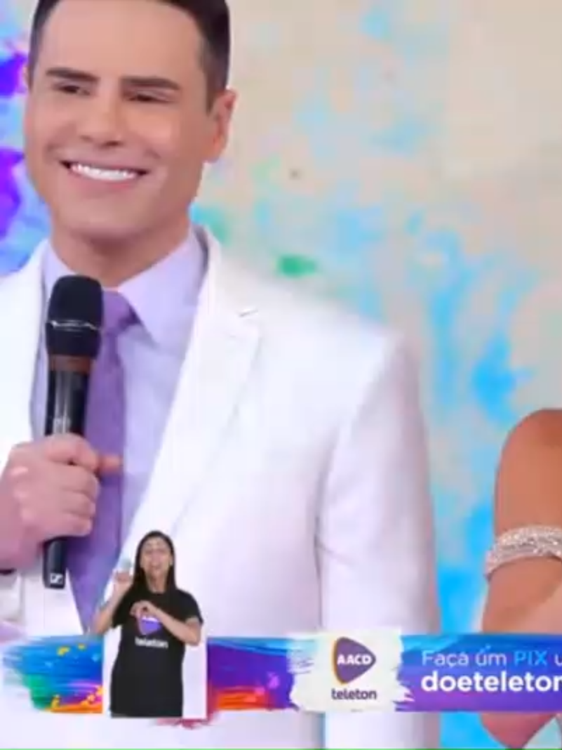 BACCI E HELLEN GANZOLORI NO TELETON 2025 COMO DOAR 🔑 doeteleton@aacd.org.br 💳 Como doar R$5 para o Teleton 📱 (11) 94311-0144  #teleton* [aacd.org.br/doe/teleton](https://aacd.org.br/doe/teleton).** Você pode doar R$5 para o Teleton 2025 de forma rápida e segura.**Sim! Luiz Bacci e Helen Ganzarolli participaram do Teleton 2025, representando diferentes gerações e estilos da televisão brasileira.** ### 🎤 Luiz Bacci - **Luiz Bacci**, conhecido por apresentar o *Cidade Alerta* na Record TV, esteve no palco do Teleton 2025 como parte da união inédita entre emissoras. - Ele se juntou aos chamados **“Vingadores da Fofoca”**, ao lado de Sonia Abrão, Gabriel Cartolano, Gaby Cabrini e outros, reforçando o espírito de solidariedade acima da concorrência televisiva. - Sua presença foi celebrada como um gesto de apoio à causa da AACD, especialmente por vir de uma emissora que tradicionalmente não participa do evento. ### 💃 Helen Ganzarolli - **Helen Ganzarolli**, veterana do SBT e presença constante no Teleton, também marcou presença em 2025. - Ela participou de quadros ao vivo, interagiu com os convidados e ajudou a animar o público durante a maratona solidária. - Helen é conhecida por seu carisma e engajamento com a campanha, sendo uma das figuras mais queridas do evento. O Teleton 2025 foi realizado nos dias **7 e 8 de novembro**, com mais de **100 artistas** e uma meta de arrecadação de **R$ 35 milhões** para manter os serviços da AACD. Se quiser, posso buscar vídeos ou fotos dos dois juntos no palco ou mostrar os momentos mais comentados da participação deles. Sim! Luiz Bacci e Helen Ganzarolli participaram do Teleton 2025, representando diferentes gerações e estilos da televisão brasileira. 🎤 Luiz Bacci Luiz Bacci, conhecido por apresentar o Cidade Alerta na Record TV, esteve no palco do Teleton 2025 como parte da união inédita entre emissoras. Ele se juntou aos chamados “Vingadores da Fofoca”, ao lado de Sonia Abrão, Gabriel Cartolano, Gaby Cabrini e outros, reforçando o espírito de solidariedade acima da concorrência televisiva. Sua presença foi celebrada como um gesto de apoio à causa da AACD, especialmente por vir de uma emissora que tradicionalmente não participa do evento. 💃 Helen Ganzarolli Helen Ganzarolli, veterana do SBT e presença constante no Teleton, também marcou presença em 2025. Ela participou de quadros ao vivo, interagiu com os convidados e ajudou a animar o público durante a maratona solidária. Helen é conhecida por seu carisma e engajamento com a campanha, sendo uma das figuras mais queridas do evento. O Teleton 2025 foi realizado nos dias 7 e 8 de novembro, com mais de 100 artistas e uma meta de arrecadação de R$ 35 milhões para manter os serviços da AACD. Se quiser, posso buscar vídeos ou fotos dos dois juntos no palco ou mostrar os momentos mais comentados da participação deles. VOVO DO TIKTOK NO TELETON 2025 Não, a Vovó do TikTok — Norma Burton — não participou do Teleton 2025, pois infelizmente faleceu em junho deste ano, aos 91 anos. Norma Burton ficou conhecida por seus vídeos carismáticos e bem-humorados no TikTok, administrados por sua neta Jess. Ela conquistou milhões de seguidores com sua espontaneidade e alegria, tornando-se um ícone da terceira idade nas redes sociais. 🕊️ Sobre sua despedida Norma faleceu em 5 de junho de 2025, durante o sono, cercada pela família. Jess, sua neta, compartilhou a notícia com uma homenagem emocionante: “Nossa rocha, nosso tudo, nossa linda, preciosa, perfeita senhora. Estamos todos verdadeiramente devastados.” A família destacou que ela teve os melhores cuidados e partiu em paz. Apesar de não estar presente fisicamente no Teleton, o legado da Vovó do TikTok continua inspirando gerações sobre envelhecer com leveza, humor e afeto. 2025-11-08 19-30-02 [1]