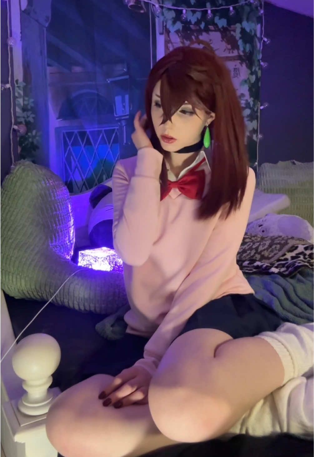 The earrings glow in the dark though they aren’t accurate who gives a damn they are GLOWWWINGGG👽 #momoayase #dandadan #dandadancosplay #cosplay #fyp 