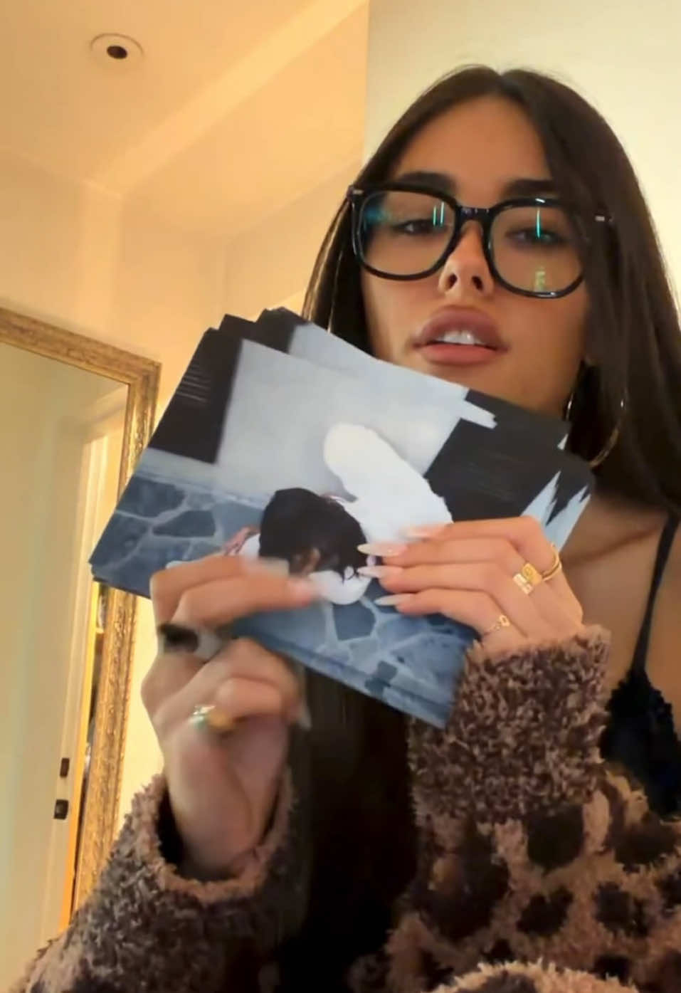 Madison Beer signing the inserts for her vinyl 🥹🤍 #madisonbeer #madisonbeerlive #madisonbeerlivestream #madisonbeersigning 
