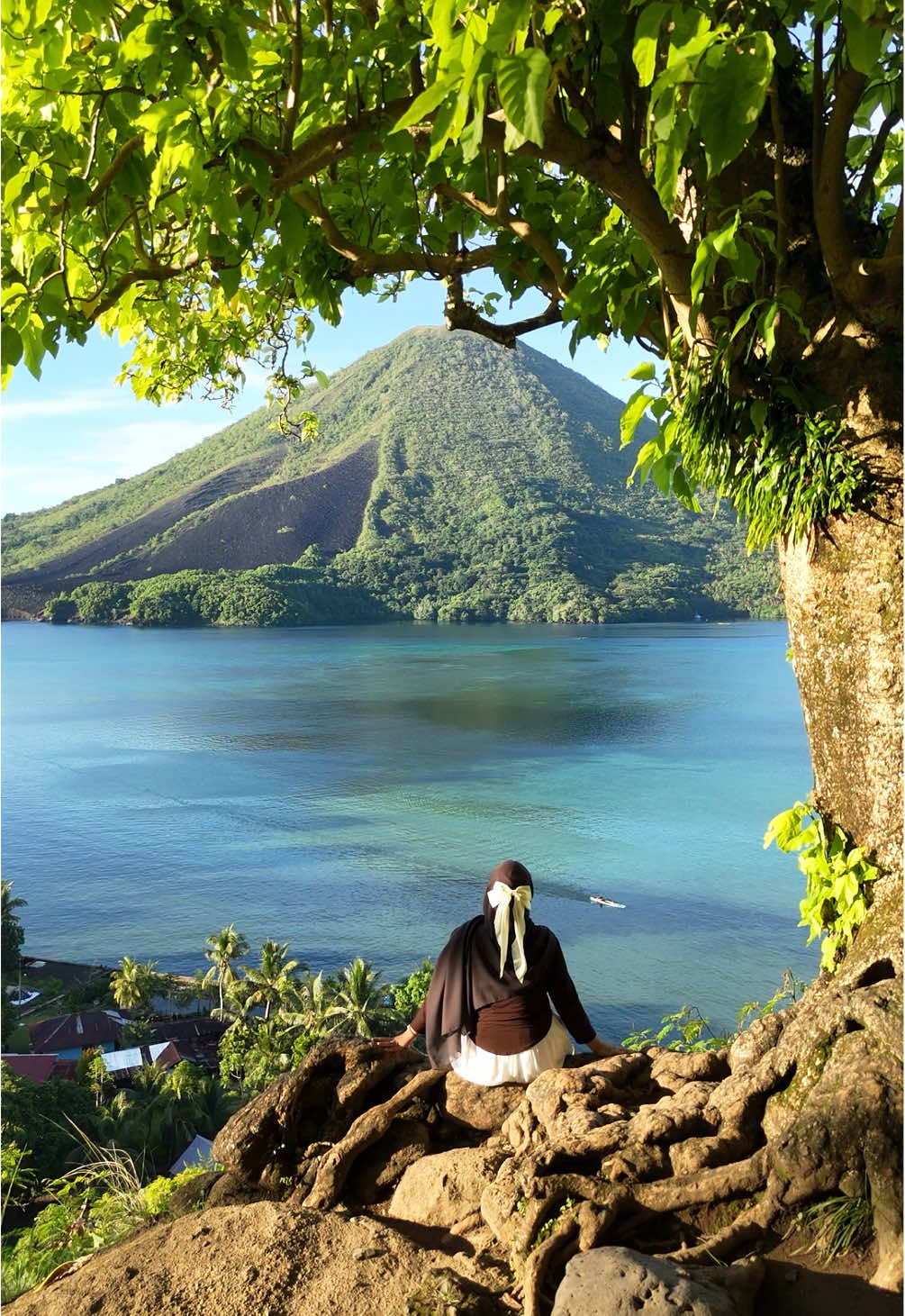 Ternyata betul kata orang-orang kalau berangkat identik dengan pergi, tapi Banda Neira berbeda, identik dengan pulang. #bandaneira  #pohonsejutaumat  #explorebandaneira  #malukupride🏝🔥  #sekaliseumurhidup 