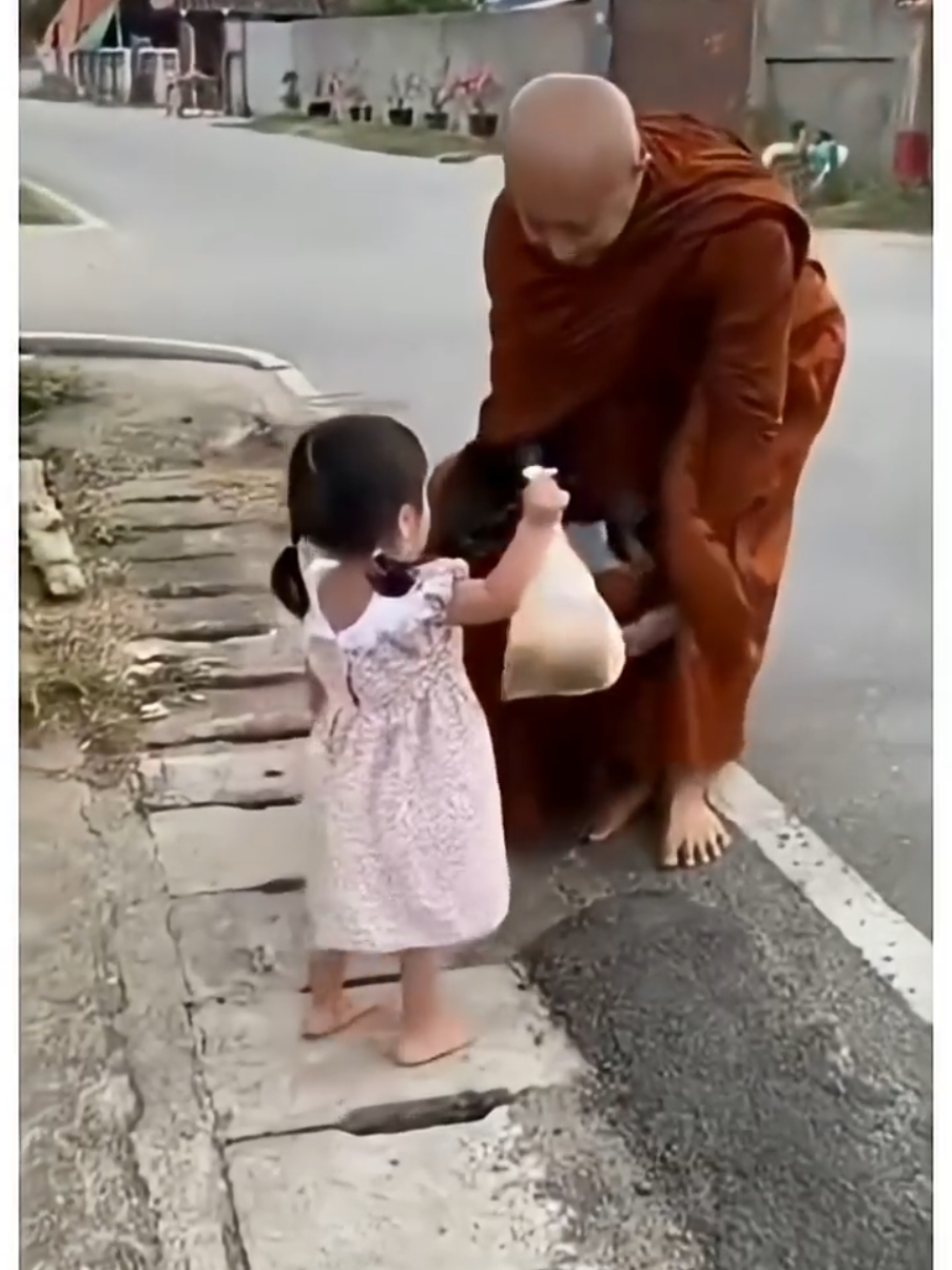 පුංචි පැටවුන්ගේ මහා ශ්‍රද්ධාව🌸🙏🌸 දුන්නොත් දානය.. ලැබෙයි නිධානය❤👑#තෙරුවන් සරණින් නිදුක් නිරෝගි සුවය ලැබේවා !කටයුතු සාර්ථක වේවා#buddha #buddhism #mathalesumangalathero #sl_රොසමල්🌹යාය          @❤Jeewa Sweets Cakes 🎂❤️❤🇱🇰 