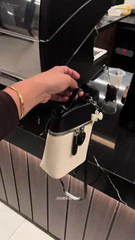 Hitam putih nya cakep 🐻‍❄️ #taswanita #tasselempang #bostantenbag #fyppppppppppppppppppppppp 