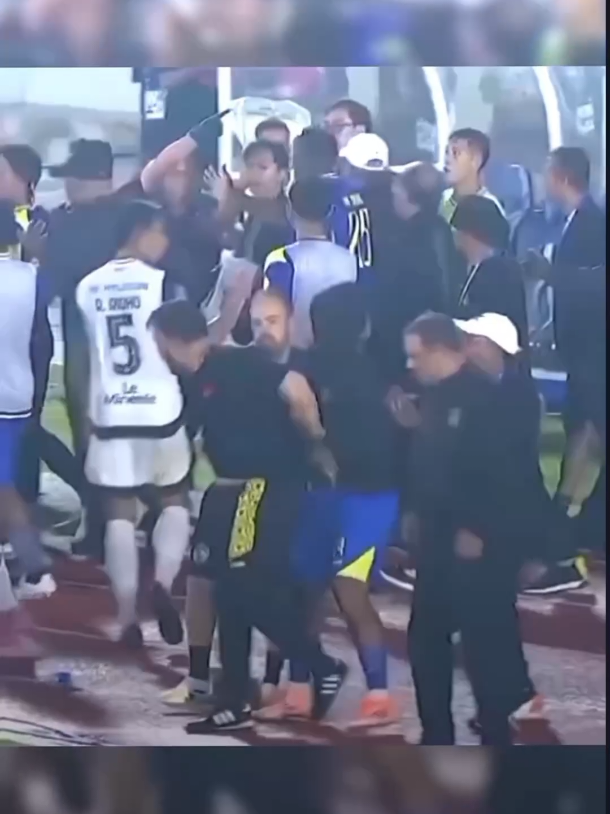 momen kericuhan yang terjadi jelang arema fc vs Persija jakarta🥶🤯 .  .  #fyp #persija #arema #viralvideo #fyp 