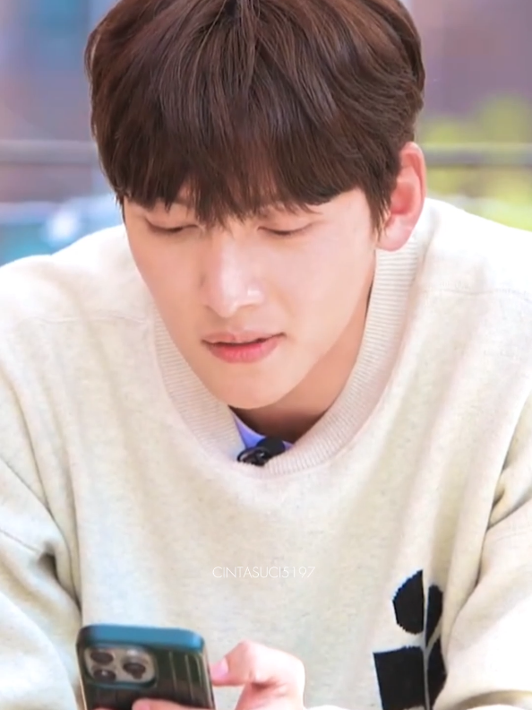 suaranya candu banget✨❤️ Apakah karena aku melihat Ji Chang-wook, gitarku tak mau berhenti? | Favorite Camping EP.16 cr Yt @ttstudio.official  #jichangwook #지창욱 