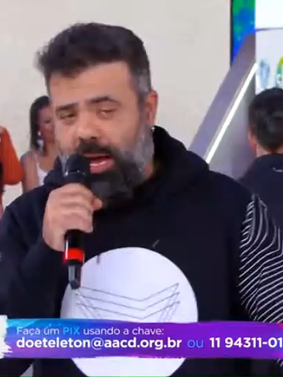 **Igor do Flow é Igor Rodrigues Coelho, também conhecido como Igor 3K, fundador e apresentador do Flow Podcast.**COMO DOAR 🔑 doeteleton@aacd.org.br 💳 Como doar R$5 para o Teleton 📱 (11) 94311-0144  #teleton* [aacd.org.br/doe/teleton](https://aacd.org.br/doe/teleton).** Você pode doar R$5 para o Teleton 2025 de forma rápida e segura.**Sim! Luiz Bacci e Helen Ganzarolli participaram do Teleton 2025, representando diferentes gerações e estilos da televisão brasileira.** ### 🎤 Luiz Bacci - **Luiz Bacci**, conhecido por apresentar o *Cidade Alerta* na Record TV, esteve no palco do Teleton 2025 como parte da união inédita entre emissoras. - Ele se juntou aos chamados **“Vingadores da Fofoca”**, ao lado de Sonia Abrão, Gabriel Cartolano, Gaby Cabrini e outros, reforçando o espírito de solidariedade acima da concorrência televisiva. - Sua presença foi celebrada como um gesto de apoio à causa da AACD, especialmente por vir de uma emissora que tradicionalmente não participa do evento. ### 💃 Helen Ganzarolli - **Helen Ganzarolli**, veterana do SBT e presença constante no Teleton, também marcou presença em 2025. - Ela participou de quadros ao vivo, interagiu com os convidados e ajudou a animar o público durante a maratona solidária. - Helen é conhecida por seu carisma e engajamento com a campanha, sendo uma das figuras mais queridas do evento. O Teleton 2025 foi realizado nos dias **7 e 8 de novembro**, com mais de **100 artistas** e uma meta de arrecadação de **R$ 35 milhões** para manter os serviços da AACD. Se quiser, posso buscar vídeos ou fotos dos dois juntos no palco ou mostrar os momentos mais comentados da participação deles.  Ele é uma figura central no cenário dos podcasts brasileiros, tendo criado o Flow Podcast ao lado de Monark em 2018. Aqui estão alguns detalhes importantes sobre ele e sua trajetória: ### 🎙️ Quem é Igor 3K - **Nome completo:** Igor Rodrigues Coelho - **Apelido:** Igor 3K - **Origem:** Nascido e criado no bairro do Rocha, Zona Norte do Rio de Janeiro - **Formação:** Estudou Letras na Universidade Federal Fluminense (UFF) e chegou a dar aulas antes de entrar no mundo digital. ### 🚀 Flow Podcast - **Fundado em:** 2 de outubro de 2018 - **Formato:** Conversas longas e descontraídas com convidados diversos - **Duração média dos episódios:** 2 a 3 horas - **Inscritos no YouTube:** Cerca de 5,9 milhões - **Visualizações totais:** Mais de 1 bilhão ### 📉 Crise e recuperação - Em 2022, o Flow enfrentou uma grande crise após declarações polêmicas de Monark, que resultaram na perda de contratos e queda de faturamento em 97%. - Igor assumiu a liderança do Grupo Flow e conseguiu reestruturar a empresa, mantendo o podcast ativo e expandindo para novos projetos como Flow Games, Flow Sport Club e outros. ### 🧠 Perfil e estilo - Igor é conhecido por seu estilo direto, curioso e por conseguir conversar com pessoas de diferentes perfis. - Sua habilidade de conduzir entrevistas com profundidade e leveza ajudou a consolidar o Flow como um dos maiores podcasts do Brasil. Se quiser, posso te mostrar episódios marcantes do Flow ou te contar mais sobre os outros projetos do Grupo Flow. Hoje LINDEZO NO TELETON 2025 Lindezo participou do Teleton 2025 como um dos destaques da campanha, contribuindo com sua presença carismática e engajamento nas redes sociais. O Teleton 2025, realizado nos dias 7 e 8 de novembro, celebrou sua 28ª edição com o mote “Confiamos no futuro, confiamos em você”, reunindo uma constelação de artistas e influenciadores em prol da AACD (Associação de Assistência à Criança Deficiente). Entre os nomes confirmados estavam Eliana, Celso Portiolli, Virginia Fonseca, Thiaguinho, Ivete Sangalo, Gisele Bündchen, Galvão Bueno, Ronaldo, e muitos outros. Embora Lindezo não tenha sido citado diretamente nas principais manchetes, sua presença foi notada por fãs e internautas que acompanharam a maratona solidária. O evento também contou com momentos marcantes como: Homenagem a Hebe Camarg2025-11-08 21-34-34