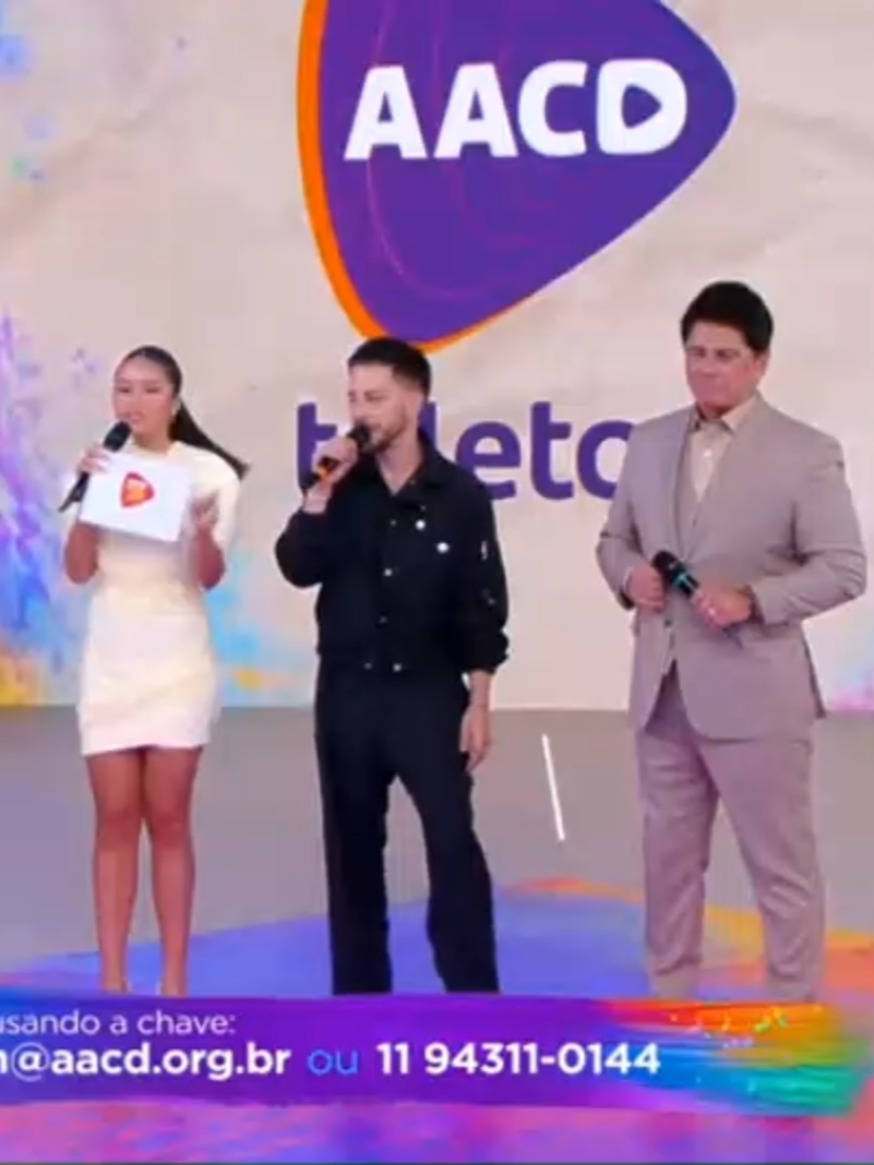 COMO DOAR 🔑 doeteleton@aacd.org.br 💳 Como doar R$5 para o Teleton 📱 (11) 94311-0144  #teleton* [aacd.org.br/doe/teleton](https://aacd.org.br/doe/teleton).** Você pode doar R$5 para o Teleton 2025 de forma rápida e segura.**Sim! Luiz Bacci e Helen Ganzarolli participaram do Teleton 2025, representando diferentes gerações e estilos da televisão brasileira.** Hoje LINDEZO NO TELETON 2025 Lindezo participou do Teleton 2025 como um dos destaques da campanha, contribuindo com sua presença carismática e engajamento nas redes sociais. O Teleton 2025, realizado nos dias 7 e 8 de novembro, celebrou sua 28ª edição com o mote “Confiamos no futuro, confiamos em você”, reunindo uma constelação de artistas e influenciadores em prol da AACD (Associação de Assistência à Criança Deficiente). Entre os nomes confirmados estavam Eliana, Celso Portiolli, Virginia Fonseca, Thiaguinho, Ivete Sangalo, Gisele Bündchen, Galvão Bueno, Ronaldo, e muitos outros. Embora Lindezo não tenha sido citado diretamente nas principais manchetes, sua presença foi notada por fãs e internautas que acompanharam a maratona solidária. O evento também contou com momentos marcantes como: Homenagem a Hebe Camargo, com Eliana distribuindo rosas vermelhas em sua memória. Reunião inédita de apresentadores de diferentes emissoras, apelidados de “Vingadores da fofoca”, como Sonia Abrão, Gabriel Cartolano e Luisa Mell. Participação especial de Gisele Bündchen no encerramento, ao lado de Patrícia Abravanel e outros grandes nomes. A meta de arrecadação foi de R$ 35 milhões, destinados a manter a excelência dos serviços da AACD, que incluem hospital ortopédico, centros de reabilitação e oficinas ortopédicas. Se quiser, posso verificar se Lindezo teve algum momento específico no palco ou nas redes durante o Teleton. Editar em uma página EITA LUCAS ( EX MARIDO DE ) CARLINHOS ESTÁ NO TELETON 2025 Sim! Lucas Guimarães, conhecido como “Eita Lucas” e ex-marido de Carlinhos Maia, participou do segundo dia do Teleton 2025. Durante a maratona beneficente transmitida pelo SBT em prol da AACD, Lucas marcou presença entre os diversos famosos convidados. Ele já é figura conhecida no evento e foi destacado como um dos participantes do sábado, 8 de novembro. Aqui estão alguns destaques da participação dele e do evento: Lucas Guimarães foi citado entre os artistas que chegaram ao palco do Teleton no segundo dia da campanha, reforçando seu apoio à causa solidária. O evento contou com outras celebridades como Silvia Abravanel, Naiara Azevedo e Laura Portiolli, além de grandes nomes como Ivete Sangalo, Gisele Bündchen e Galvão Bueno ao longo da programação. A campanha de 2025 teve como objetivo arrecadar R$ 35 milhões para manter os serviços da AACD, que incluem reabilitação, cirurgias e produção de próteses. Lucas também tem vivido um momento especial na carreira: seu programa “Eita Lucas!”, anunciado no Teleton 2024, estreou em março de 2025 no SBT, consolidando sua presença na televisão. Se quiser, posso buscar vídeos ou momentos específicos da participação dele no palco. Editar em uma página CIRURGIAS FEITAS NA AACD A AACD realiza principalmente cirurgias ortopédicas eletivas voltadas para reabilitação física, correção de deformidades e melhoria da mobilidade de pacientes com deficiência física. Aqui estão os principais tipos de cirurgias oferecidas pela AACD: 🦴 Cirurgias Ortopédicas Correção de escoliose: A AACD é referência nacional nesse tipo de procedimento, com um Centro de Excelência dedicado. Cirurgias de quadril, joelho e ombro: Indicadas para casos de desgaste, lesões ou má formação. Reconstrução óssea e alongamento: Utilizadas em pacientes com encurtamento de membros ou deformidades congênitas. Artroplastias (próteses articulares): Substituição de articulações danificadas, como quadril ou joelho. 🧠 Neurocirurgias Funcionais Cirurgia para paralisia cerebral: Em alguns casos, procedimentos são indicados para melhorar o tônus muscular e a2025-11-08 21-18-06