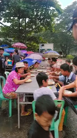 #မိုးရွားထဲဝိုင်းဝန်းကူညီပေးကြသောညီကိုမောင်နှမများကိုကျေးဇူးတင်ပါတယ်#