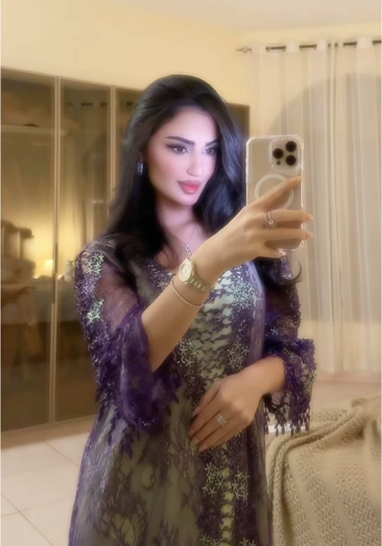 اللبس من @حمده الرميثي🖤  #explore #fypシ゚viral🖤tiktok #fypシ #اكسبلورexplore #outfits #مخور_العيد 