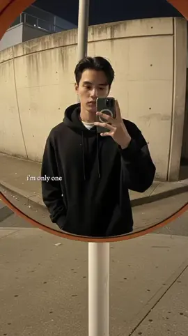 แจกคำสั่ง Gemini ทำภาพ Ai ผู้ชาย ....  ใช้ใบหน้าจากภาพที่อัปโหลด ห้ามแก้ไขหรือดัดแปลงใบหน้าใดๆ ทั้งสิ้น ใช้ กระจกโค้ง (convex mirror) ที่มักติดอยู่ตามริมถนนหรือที่จอดรถ เพื่อถ่ายภาพสะท้อนของคนในรูปทำภาพเป็นมุมใกล้ๆกับกระจกโค้งมากๆไม่เห็นท่อนล่างเห็นเเค่เสื้อกับใบหน้าเท่านั้น ผู้ถ่ายยกโทรศัพท์ขึ้นระดับหน้าส่วน ถ่ายภาพผ่านกระจกโค้ง ทำให้ภาพมีการโค้งงอของเส้นรอบๆ (distortion) ตามลักษณะของกระจกเเละยืนสบายๆ มือหนึ่งถือโทรศัพท์บังใบหน้าเล็กน้อย อีกมือหนึ่งใส่ในกระเป๋ากางเกง การถ่ายเเบบไม่ตั้งใจถ่ายมากนักเบลอนิดๆเเละใช้แสงธรรมชาติจากไฟถนนยามค่ำ มีโทนสีอบอุ่นเล็กน้อย แสงกระทบผิวและเสื้อพอดี ทำให้ภาพดูมีมิติแต่ยังคงความเรียบง่าย เเละดูเป็นธรรมชาติมากๆ คนในภาพใส่เสื้อฮู้ดสีดำมีเสื้อยืดข้างในอีกที ฉากหลังเป็นอยู่บริเวณริมทางเท้าใกล้ถนน มีกำแพงคอนกรีตและเสาเหล็กสีขาวรองรับกระจกพื้นเป็นทางเท้าปูด้วยแผ่นซีเมนต์และมีรอยเก่าหรือรอยถลอกเล็กน้อย #creatorsearchinsights #gemini #fyp 